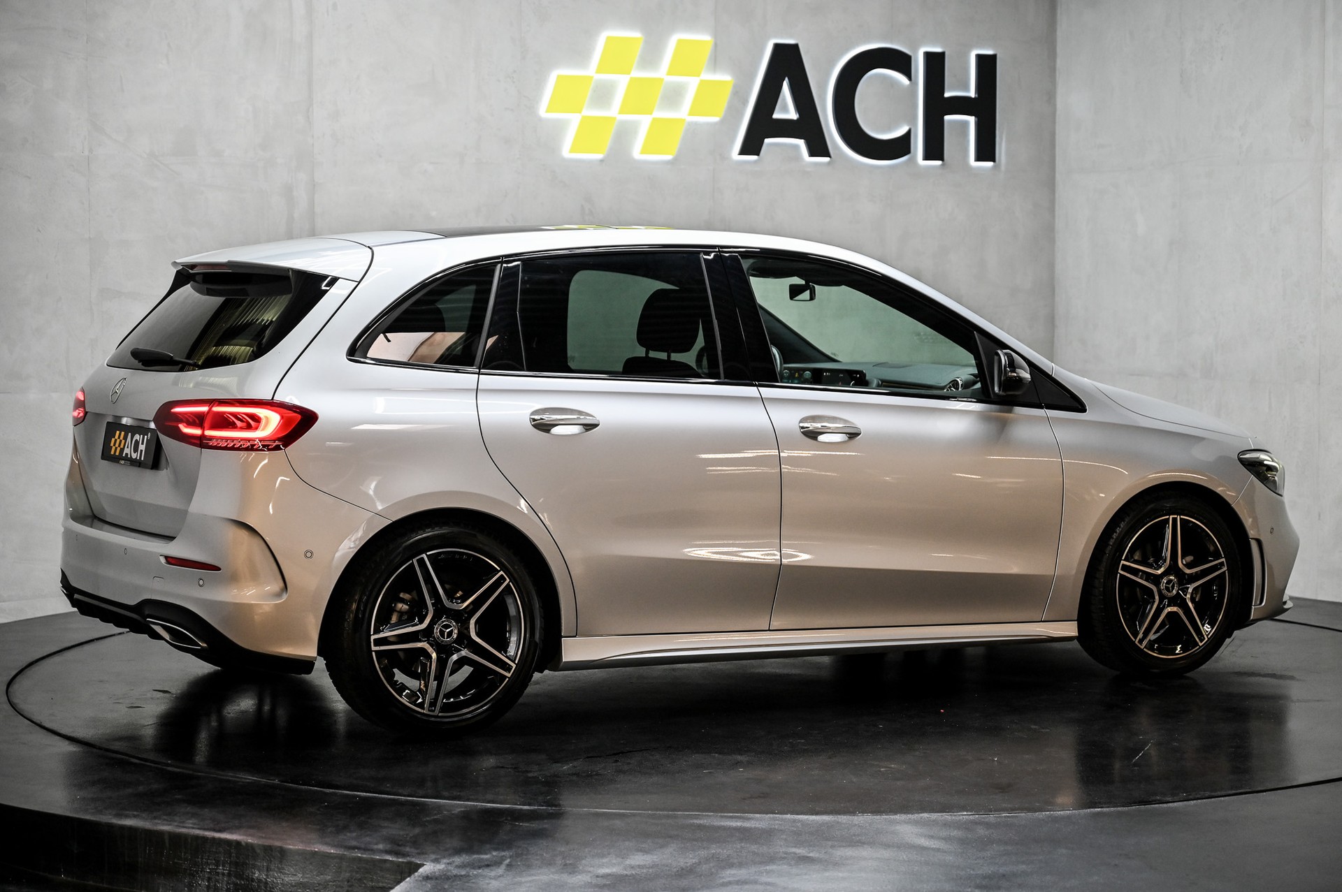 MERCEDES-BENZ B 180 AMG Line-image-9
