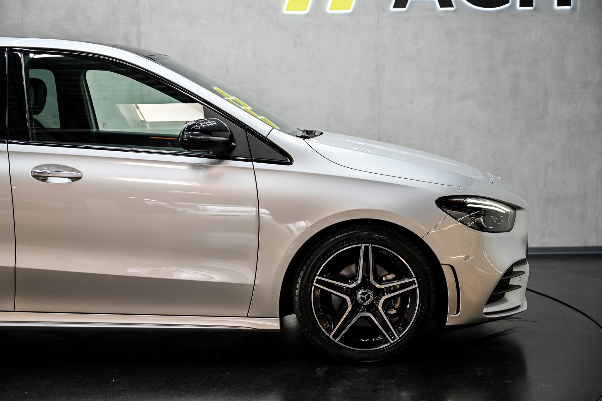 MERCEDES-BENZ B 180 AMG Line-image-13