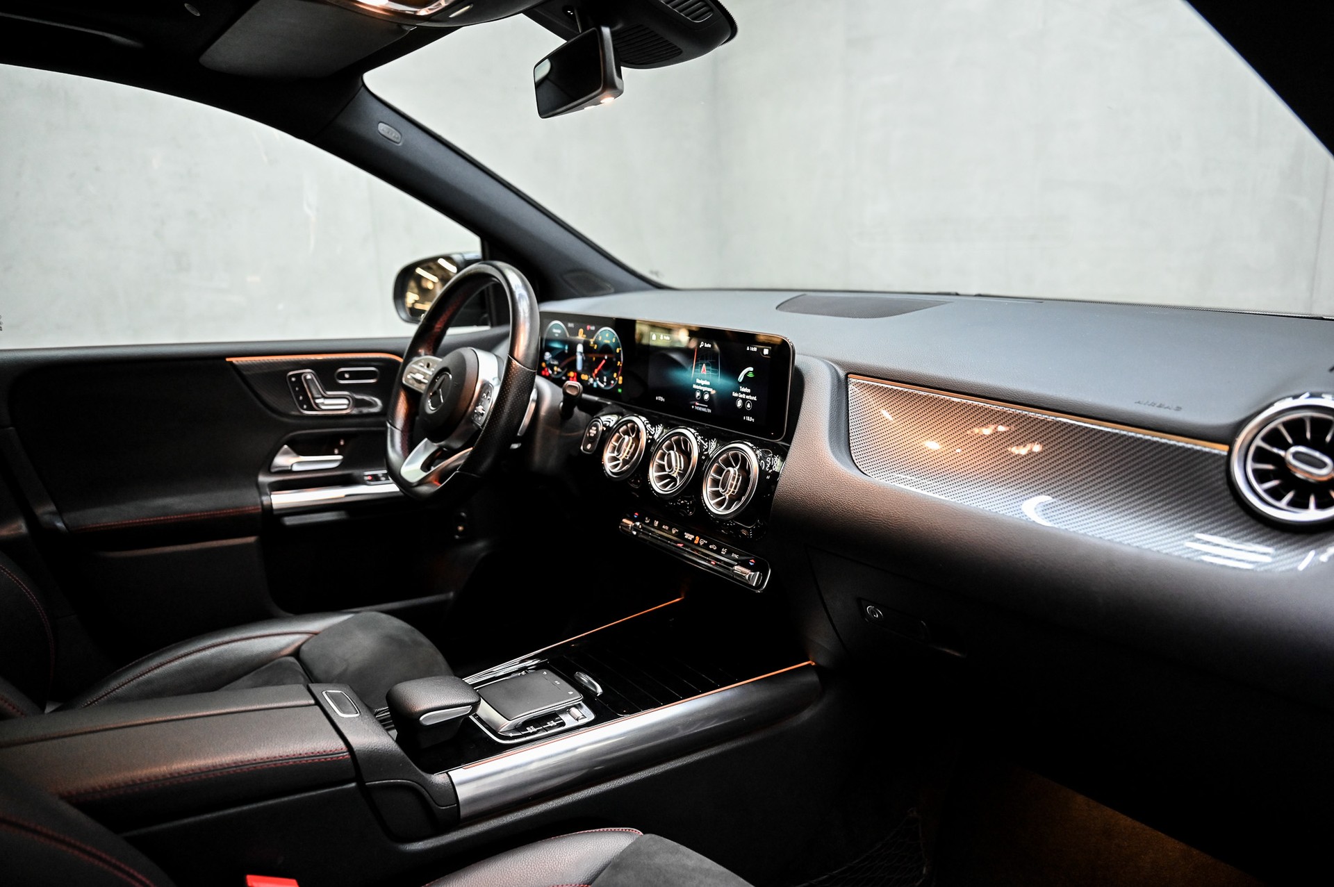 MERCEDES-BENZ B 180 AMG Line-image-21