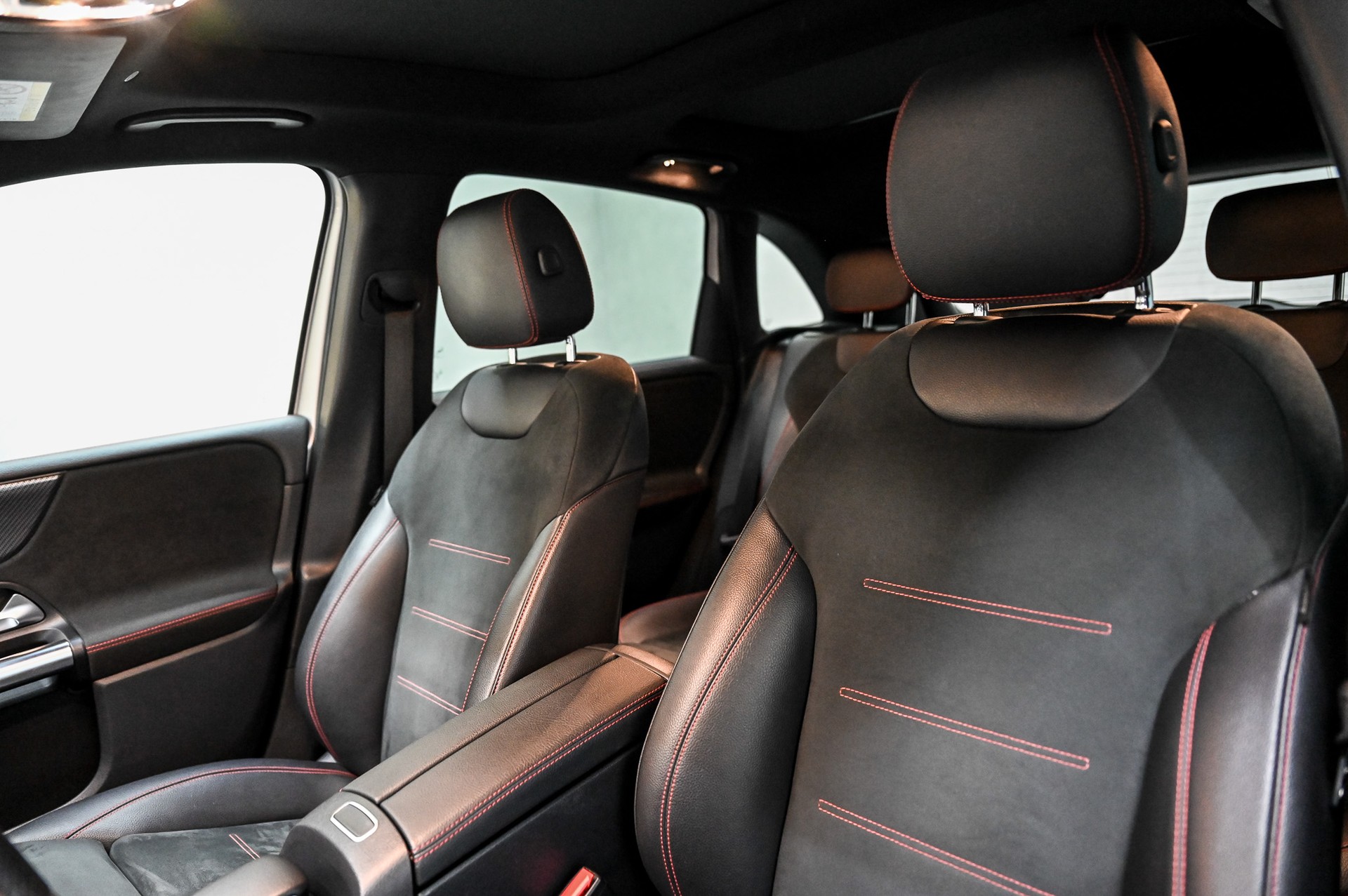 MERCEDES-BENZ B 180 AMG Line-image-29