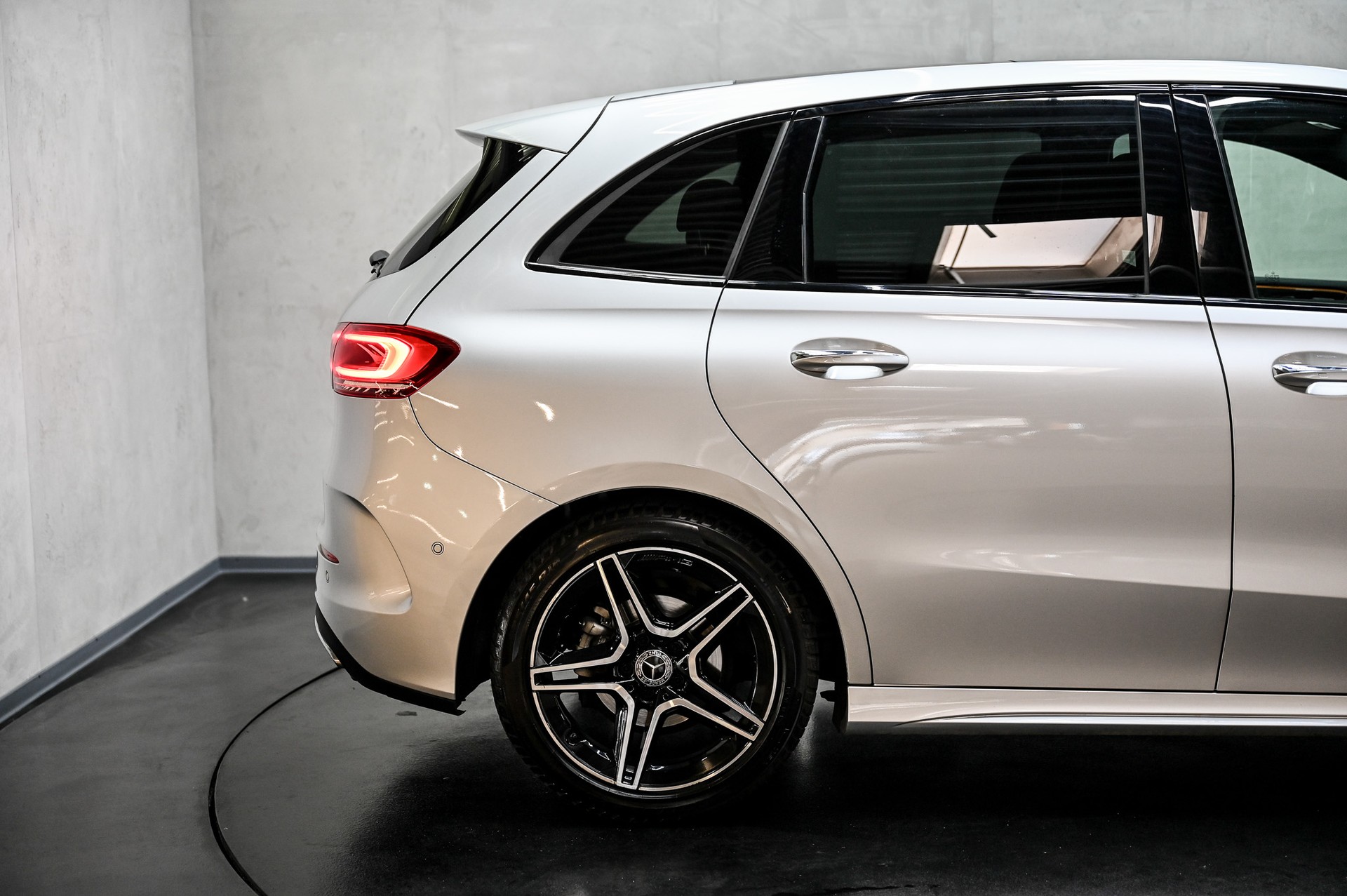 MERCEDES-BENZ B 180 AMG Line-image-12