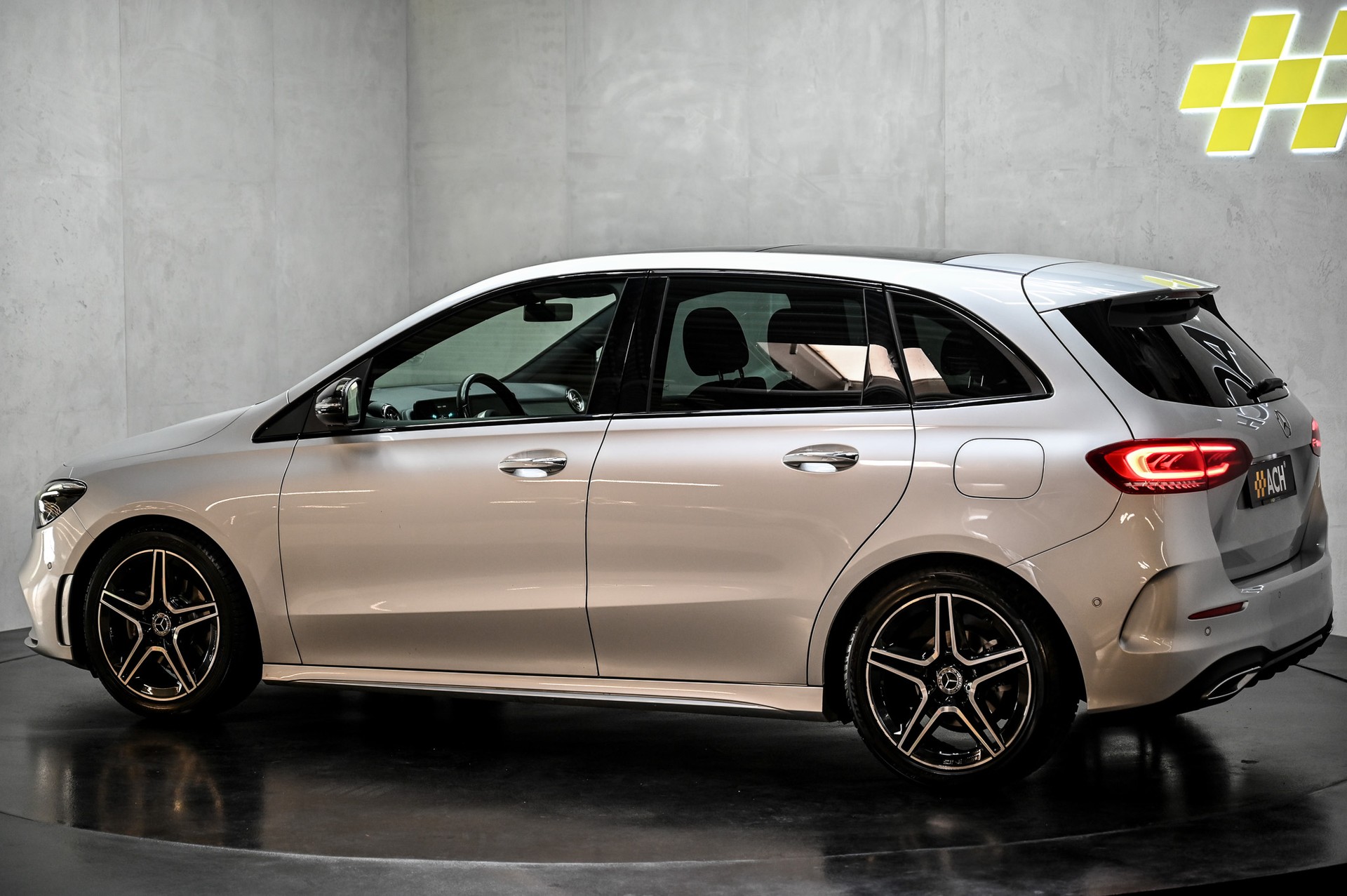 MERCEDES-BENZ B 180 AMG Line-image-5