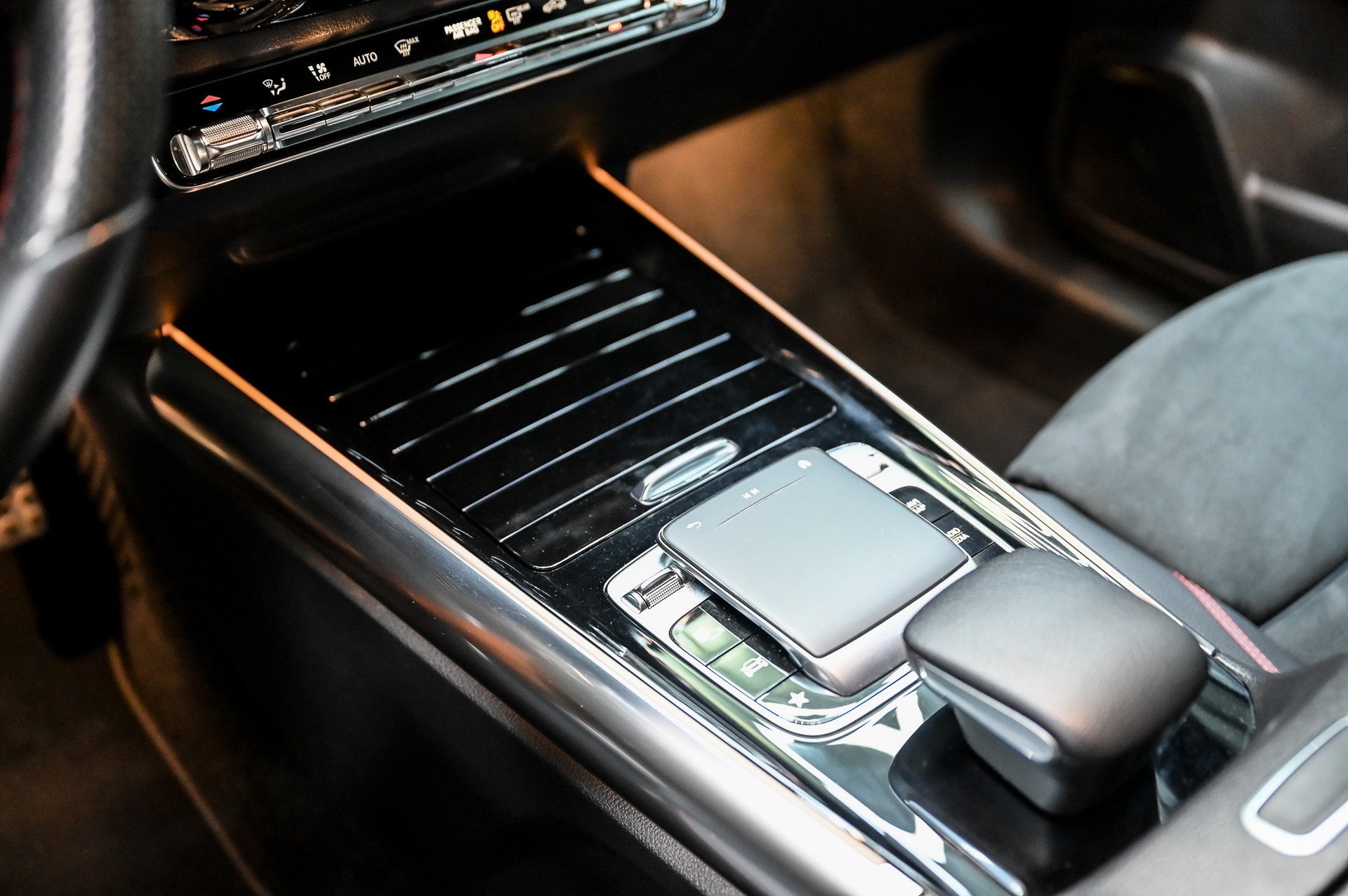 MERCEDES-BENZ B 180 AMG Line-image-26