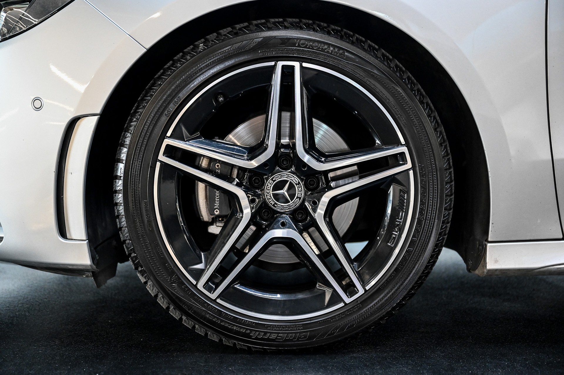 MERCEDES-BENZ B 180 AMG Line-image-14
