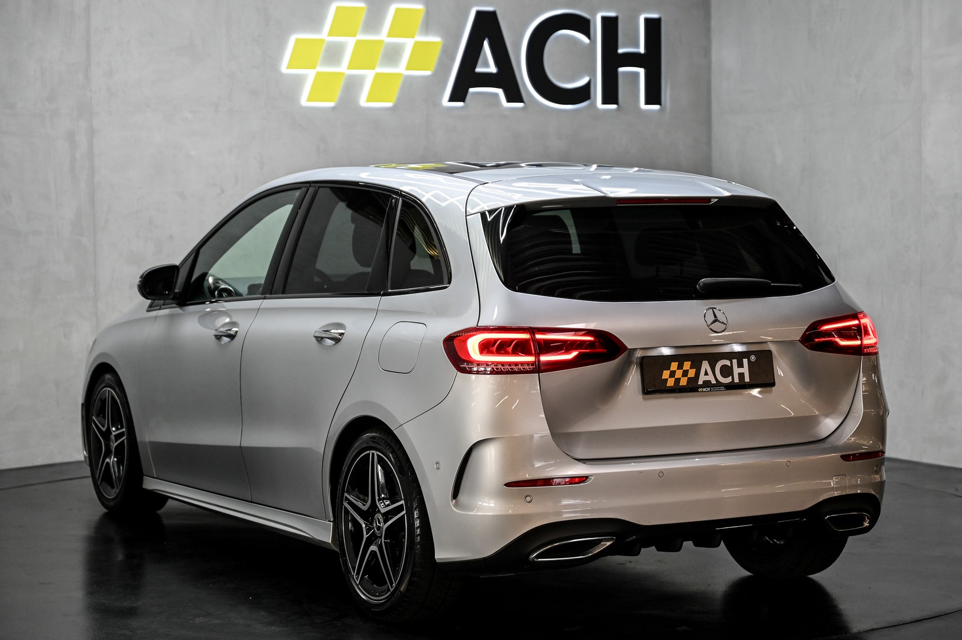 MERCEDES-BENZ B 180 AMG Line-image-6