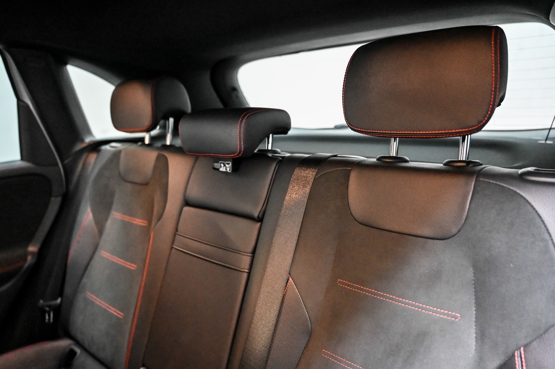 MERCEDES-BENZ B 180 AMG Line-image-31