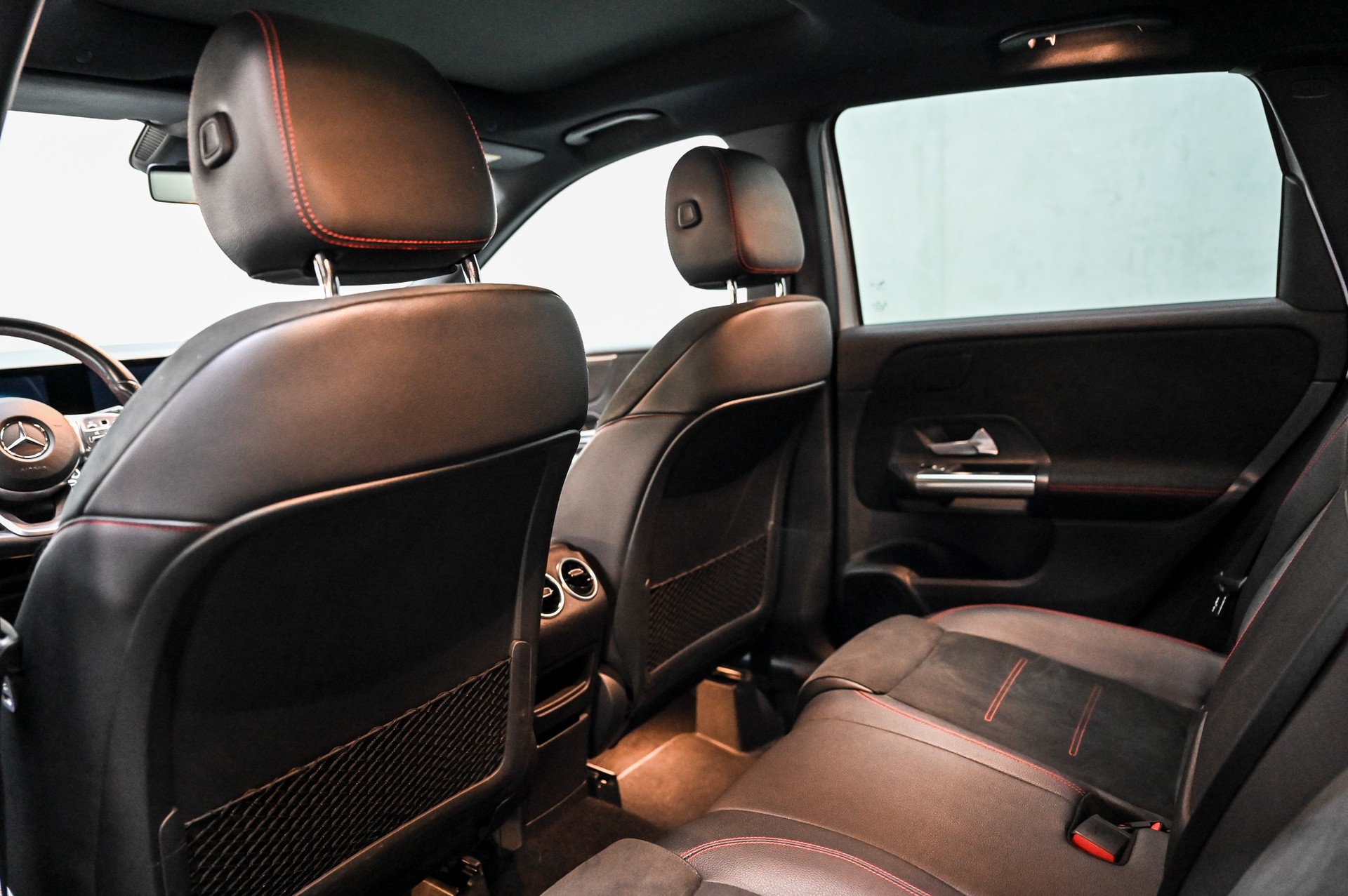 MERCEDES-BENZ B 180 AMG Line-image-33