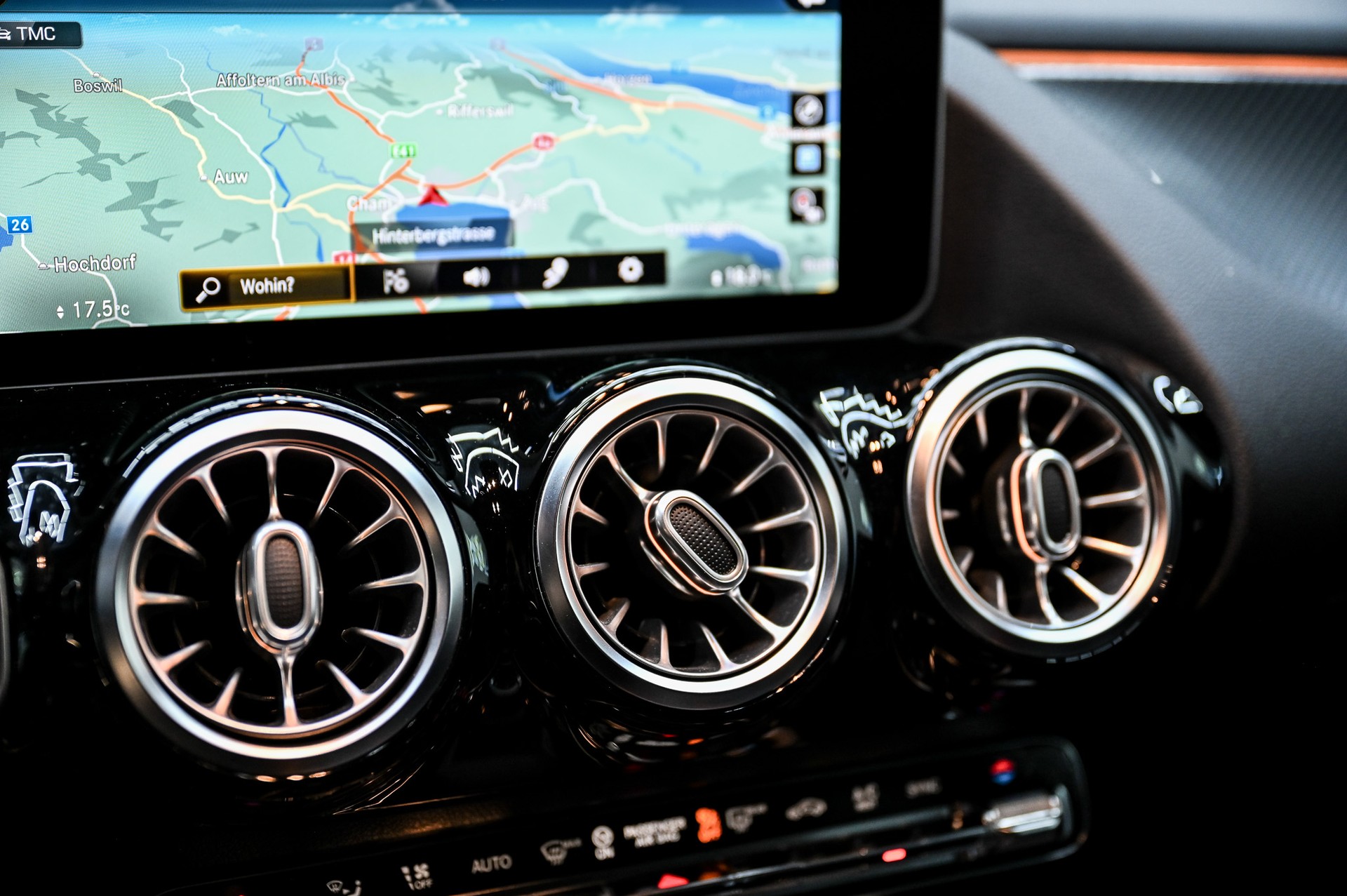 MERCEDES-BENZ B 180 AMG Line-image-24