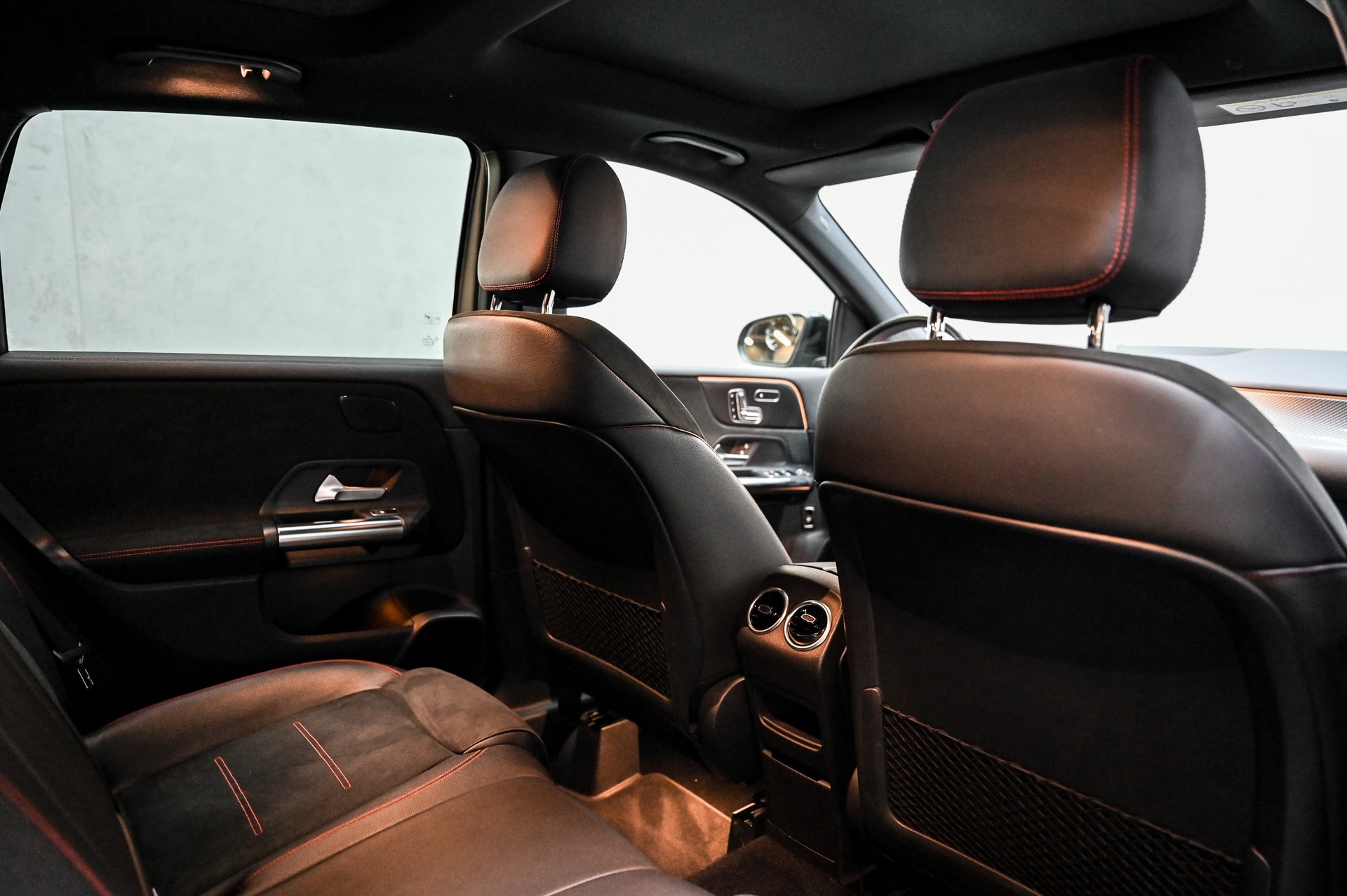 MERCEDES-BENZ B 180 AMG Line-image-32