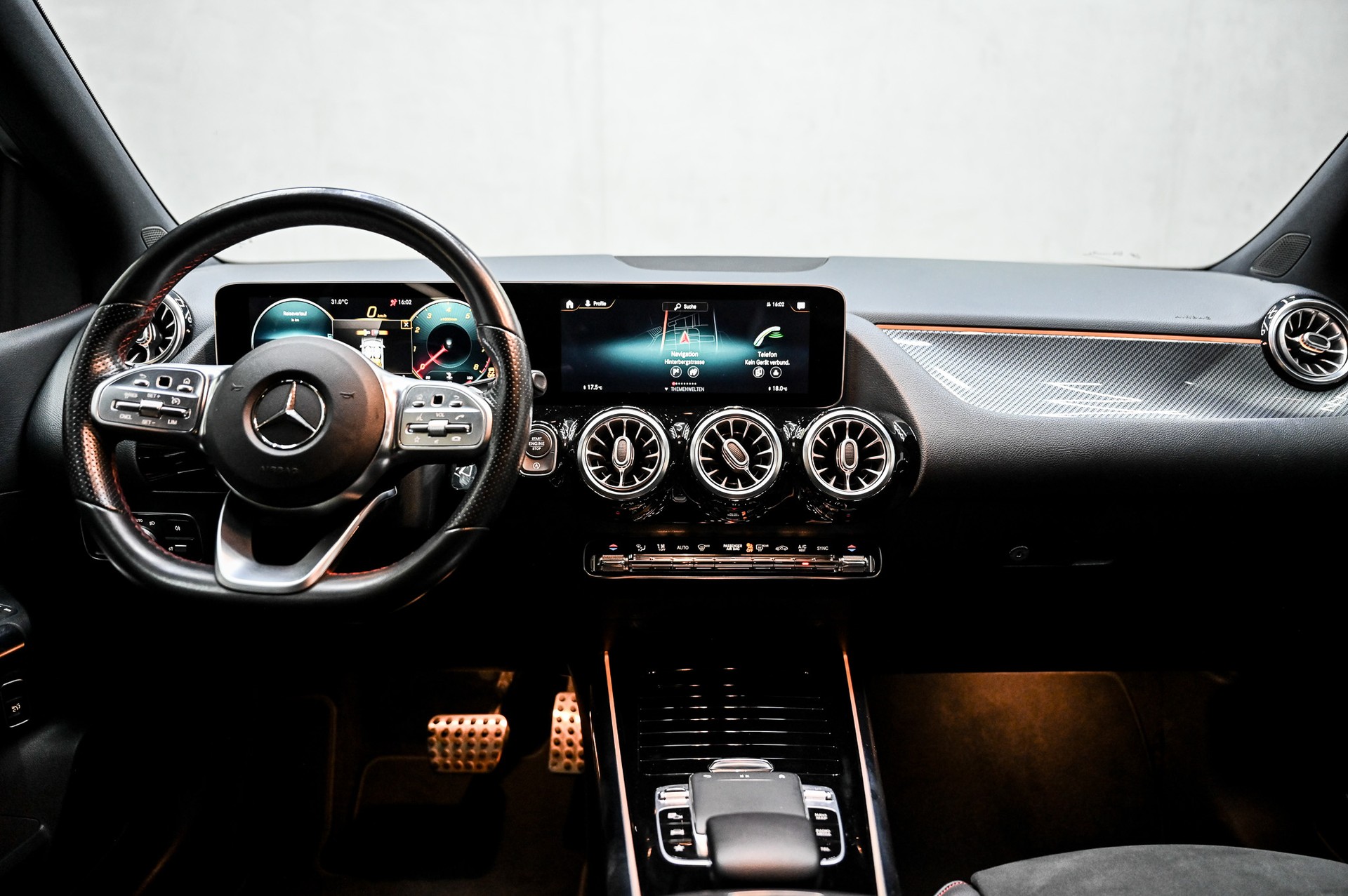 MERCEDES-BENZ B 180 AMG Line-image-22