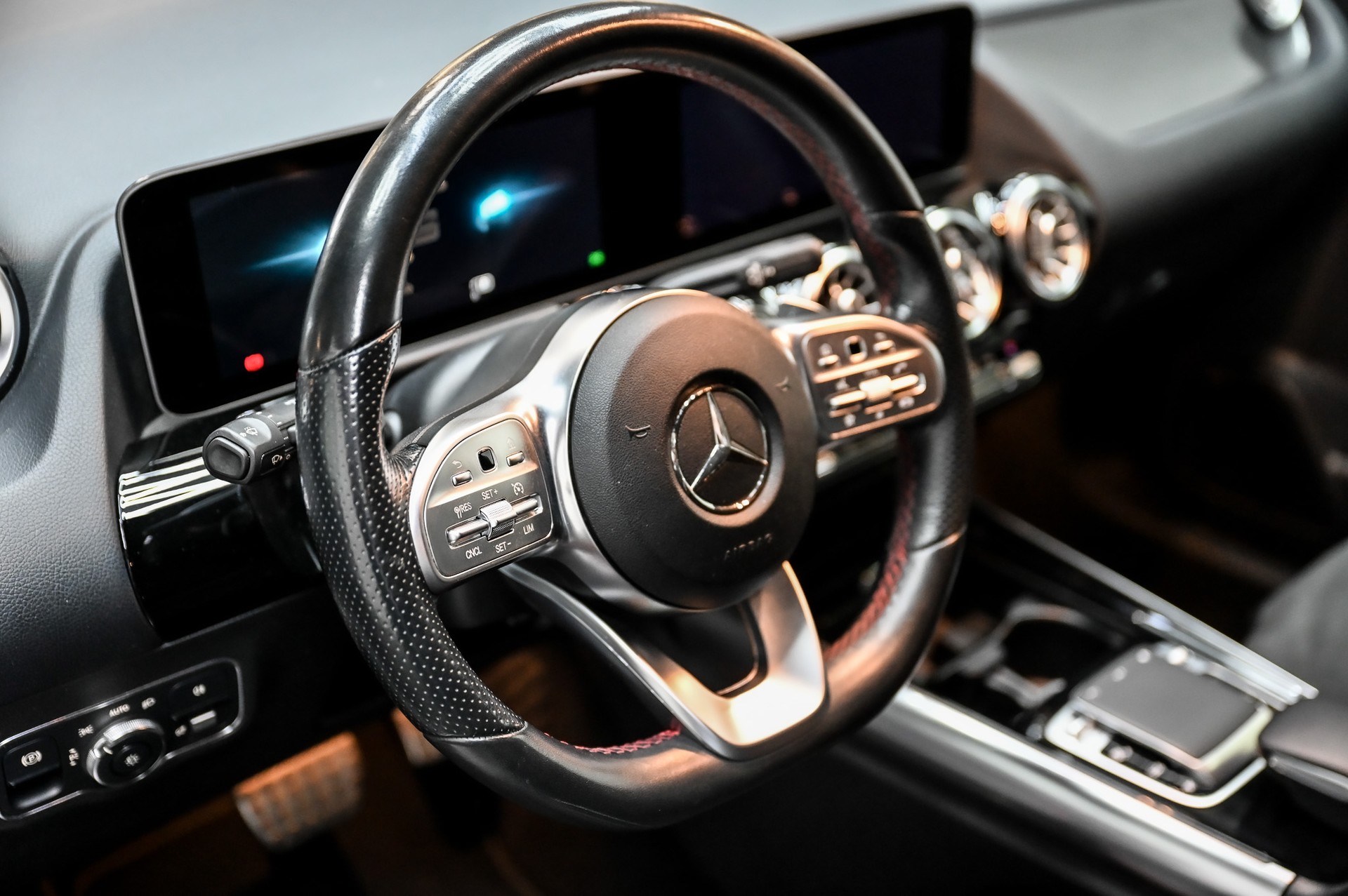MERCEDES-BENZ B 180 AMG Line-image-19