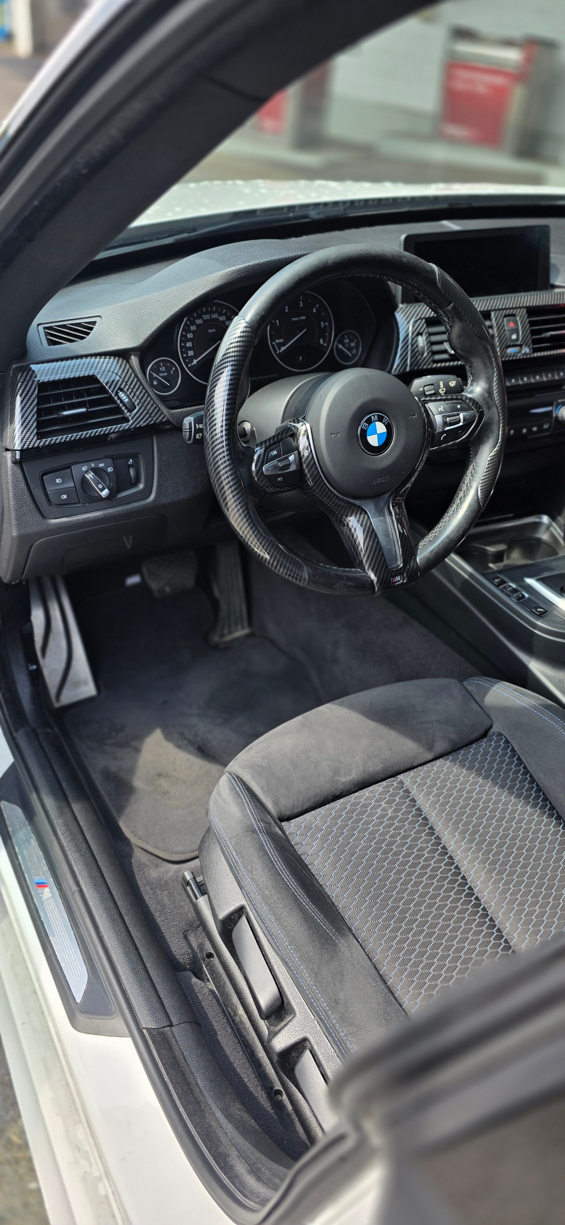 BMW 320d xDrive-image-2