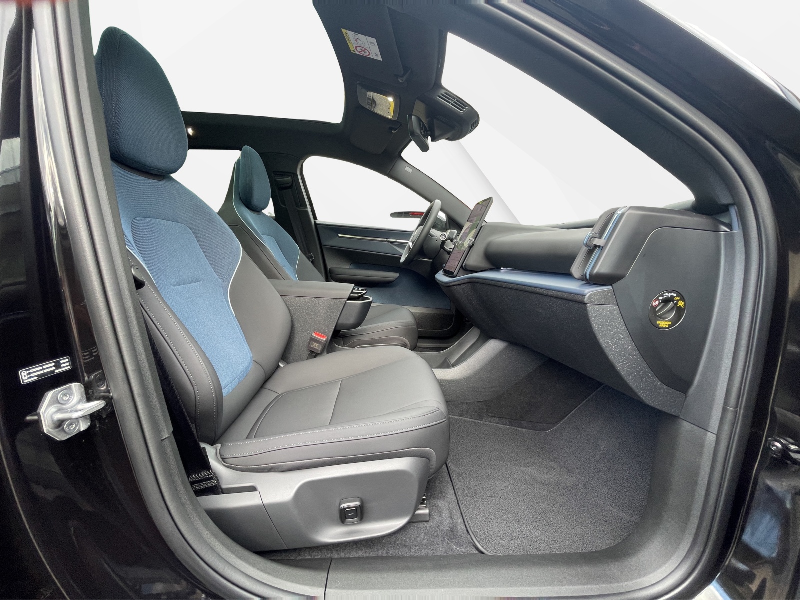 VOLVO EX 30 E60 Twin Ultra Performance AWD-image-16