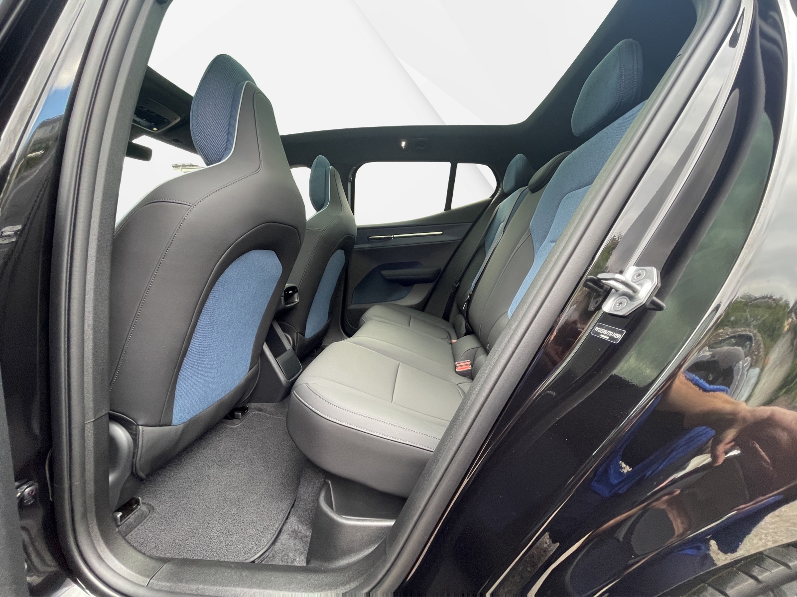 VOLVO EX 30 E60 Twin Ultra Performance AWD-image-13