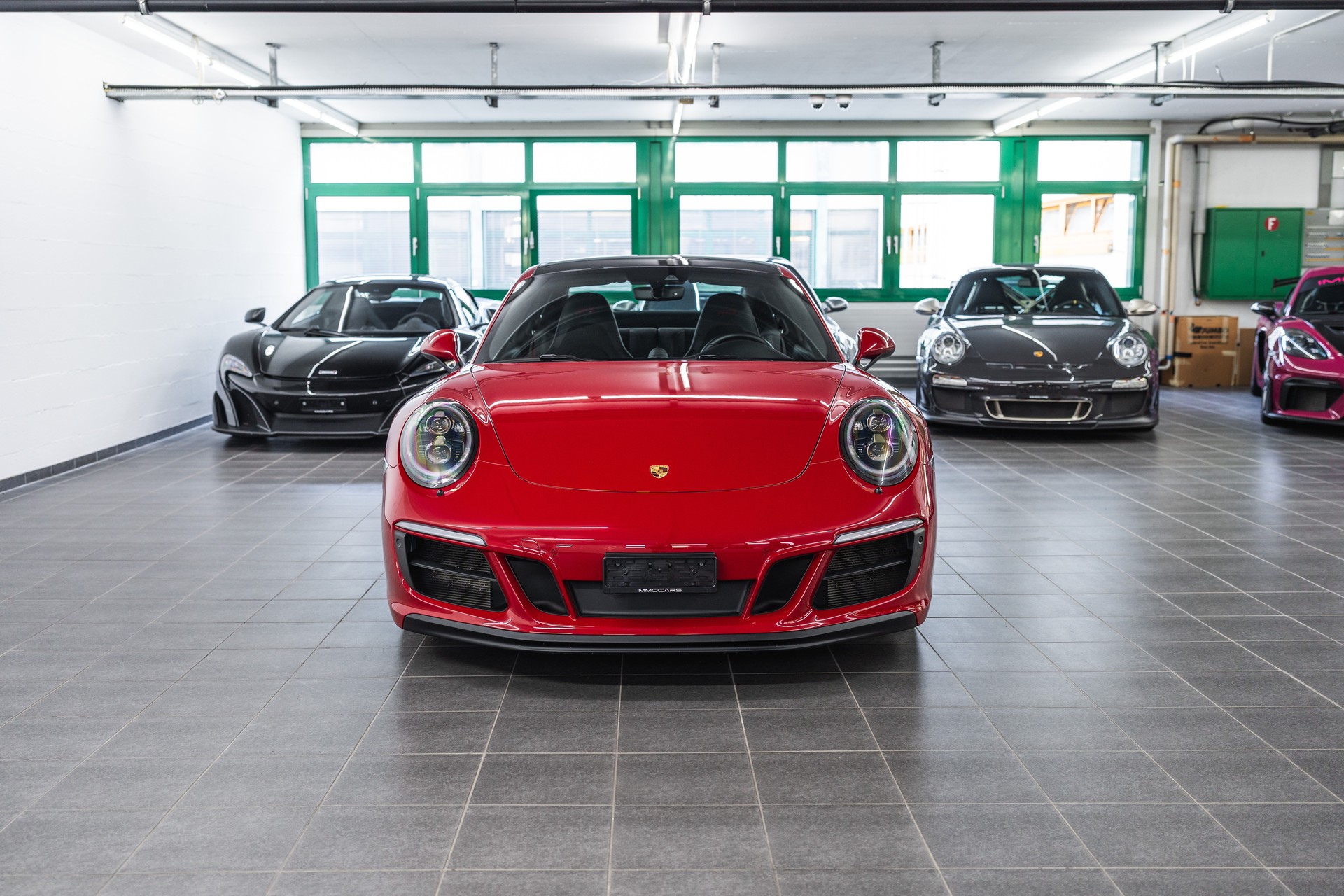 PORSCHE 911 Carrera 4 GTS PDK-showroom-element-1