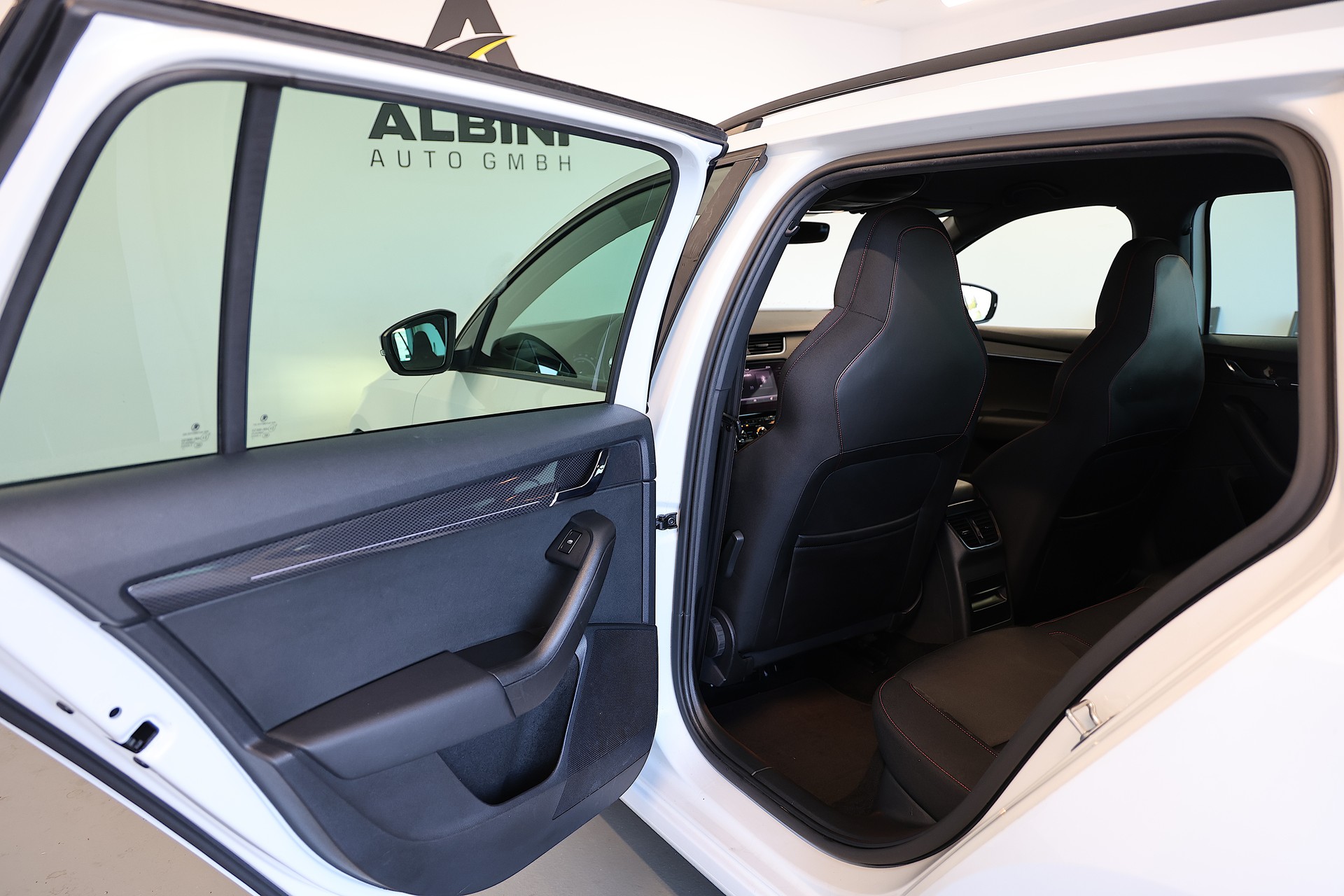 SKODA Octavia Combi 2.0 TDI 184 RS 4x4 DSG-image-13