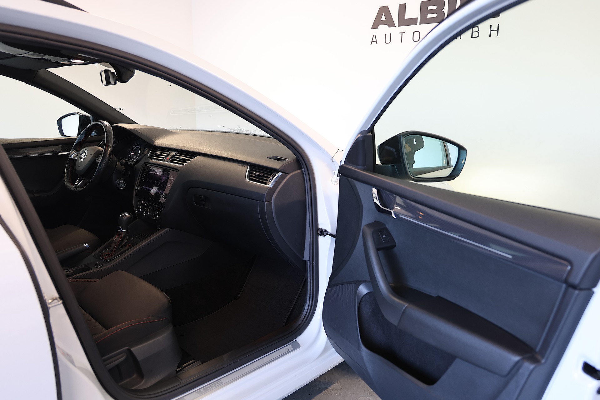 SKODA Octavia Combi 2.0 TDI 184 RS 4x4 DSG-image-10