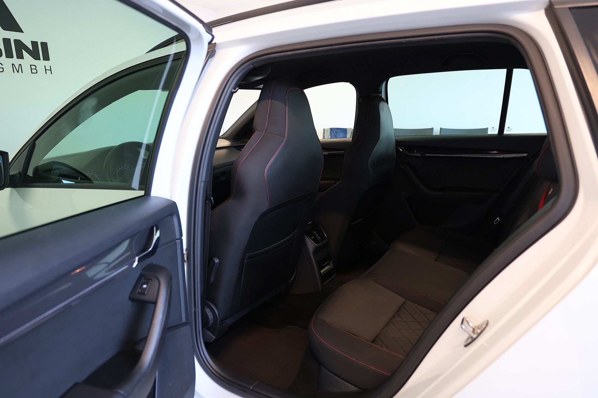SKODA Octavia Combi 2.0 TDI 184 RS 4x4 DSG-image-14