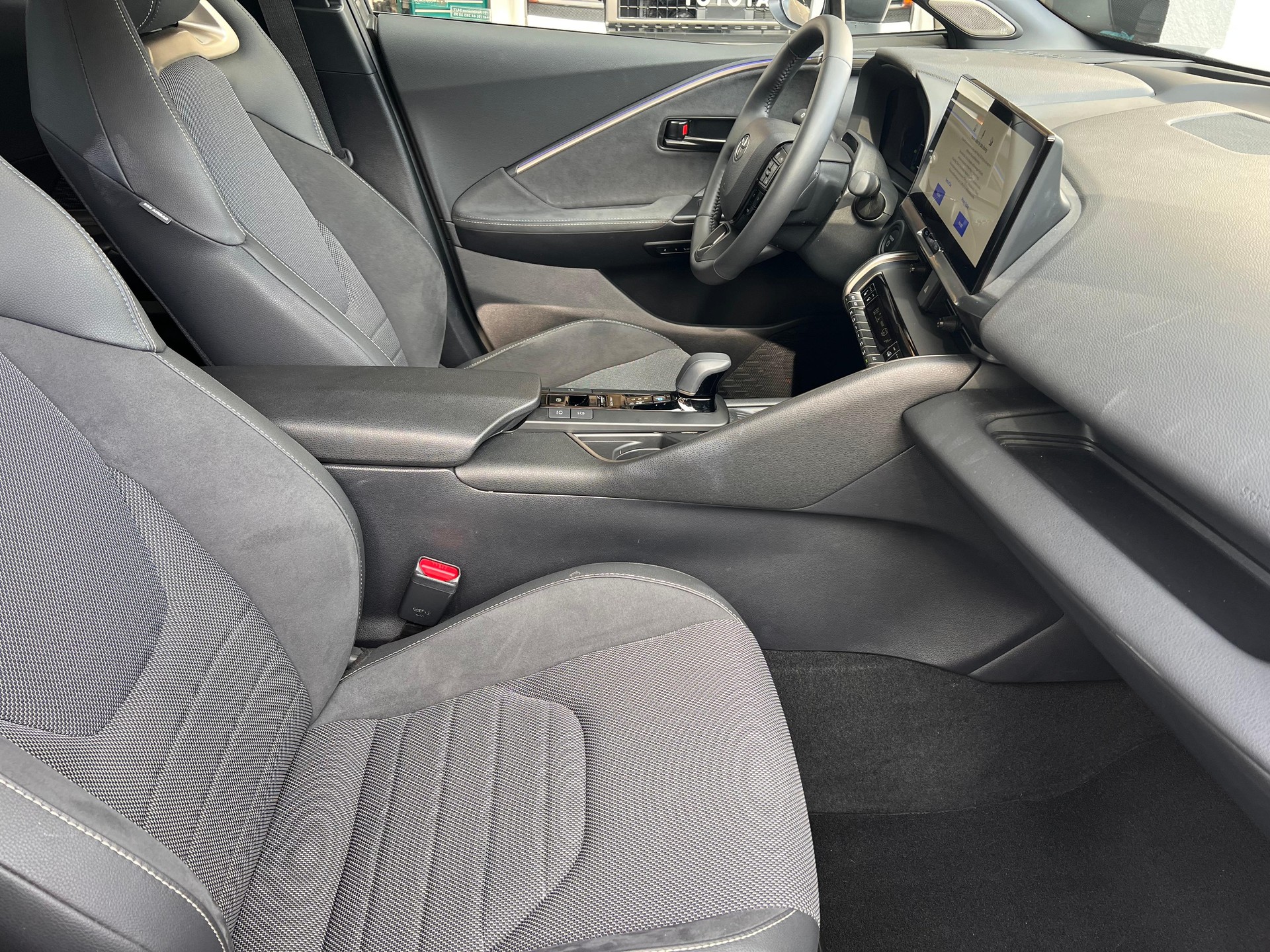 TOYOTA C-HR 2.0 HEV Style 4x4-image-12