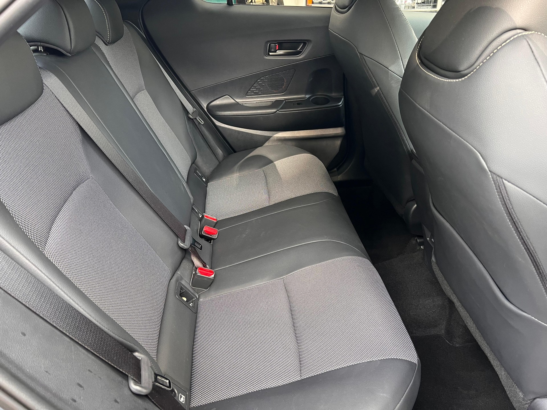 TOYOTA C-HR 2.0 HEV Style 4x4-image-11