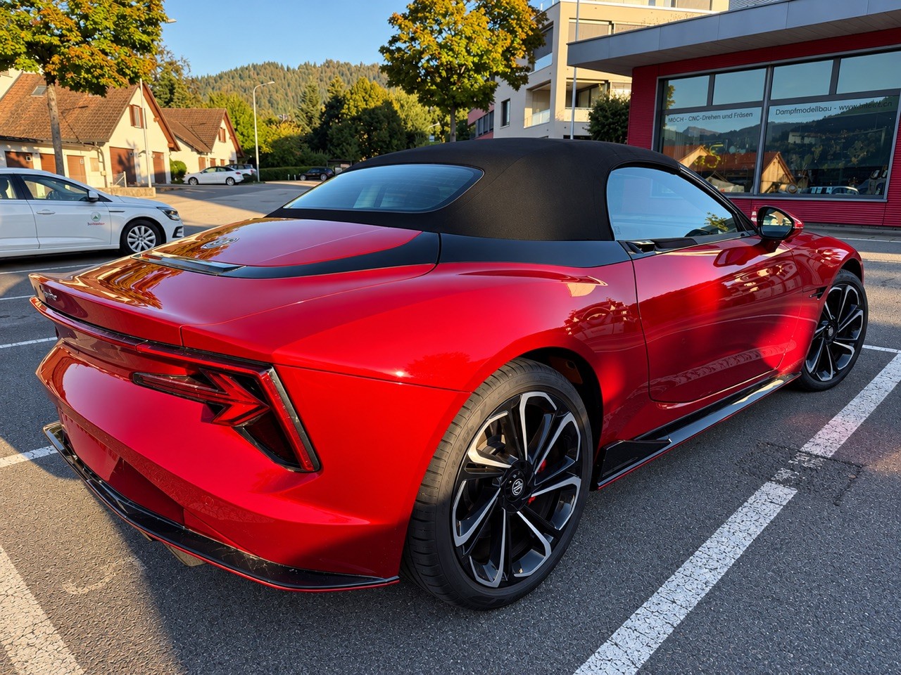 MG 77 kWh Stoffdach Rot 4WD-image-1