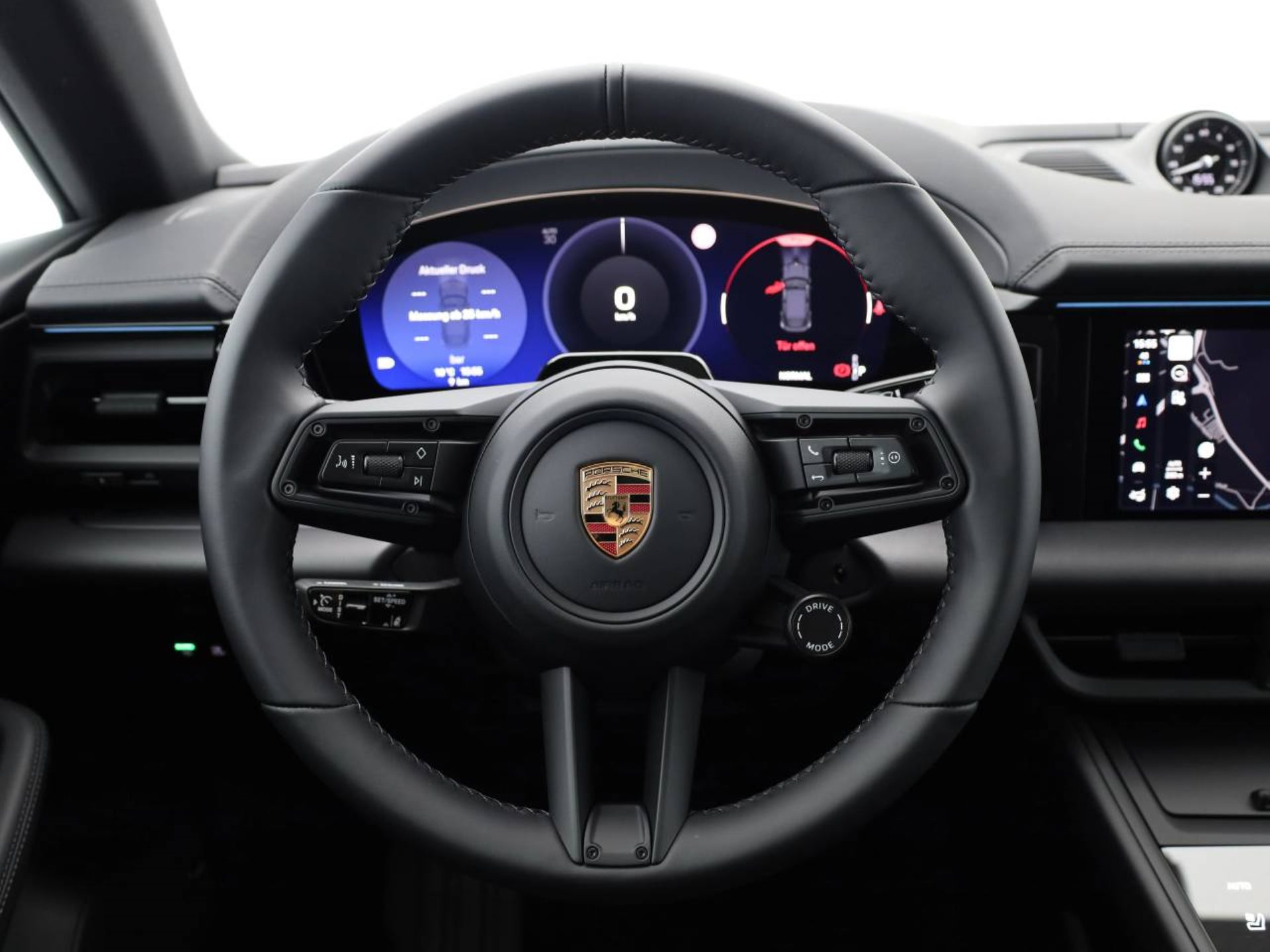 PORSCHE Macan 4-showroom-element-3