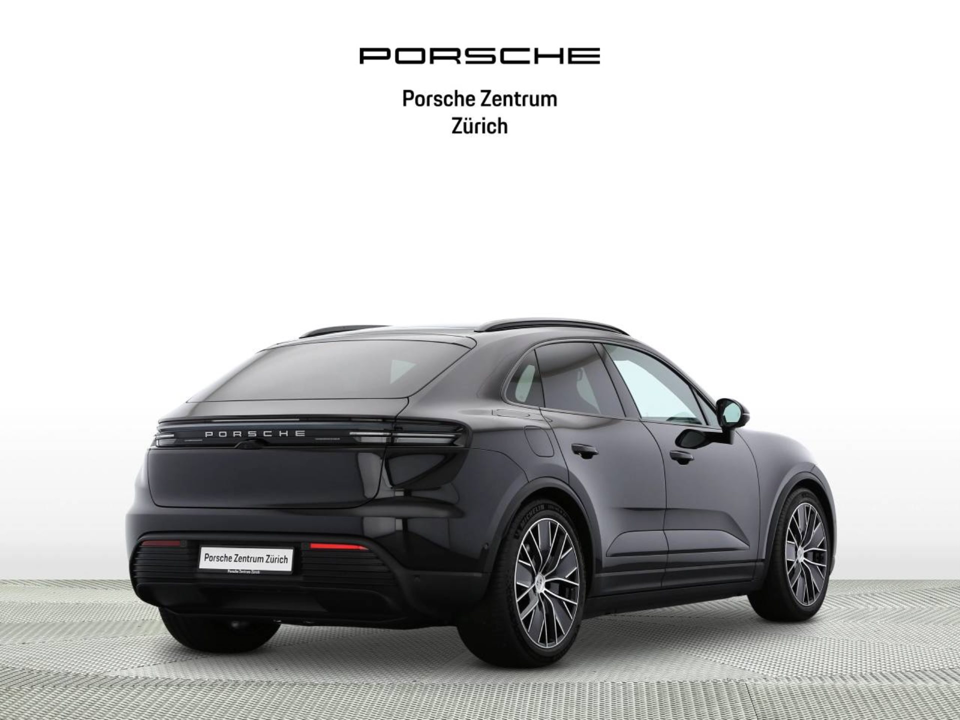 PORSCHE Macan 4-showroom-element-2