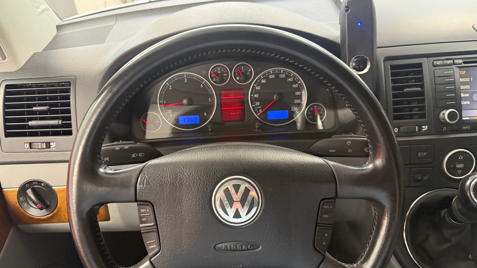 VW T5 Multivan Highline 2.5 TDI, 7 Plätze frisch ab MFK und Service mit Hagelschaden, 8 fach berädert, Servicegepflegt**-image-24
