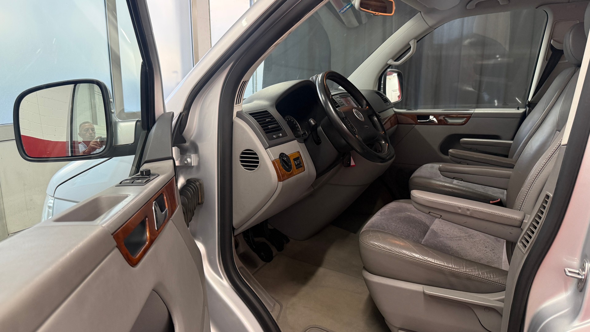 VW T5 Multivan Highline 2.5 TDI, 7 Plätze frisch ab MFK und Service mit Hagelschaden, 8 fach berädert, Servicegepflegt**-image-21