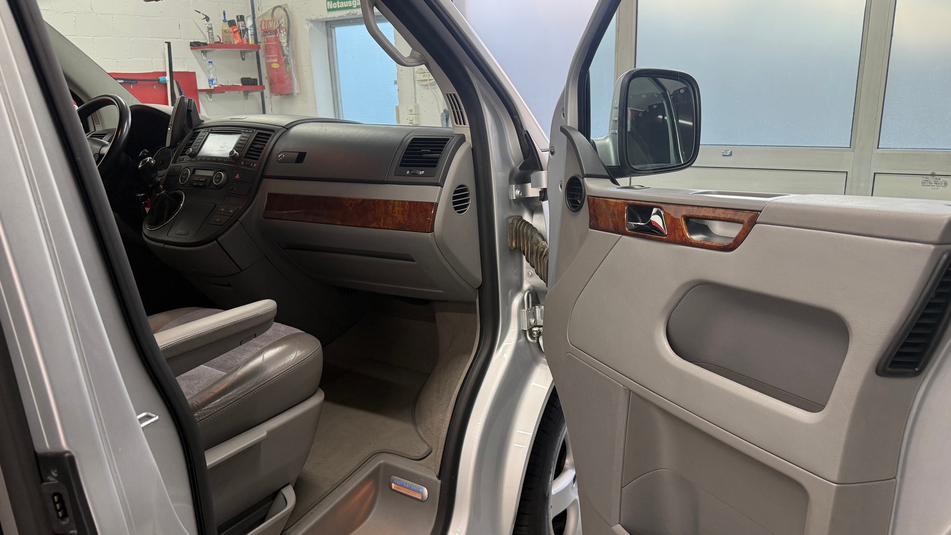 VW T5 Multivan Highline 2.5 TDI, 7 Plätze frisch ab MFK und Service mit Hagelschaden, 8 fach berädert, Servicegepflegt**-image-16