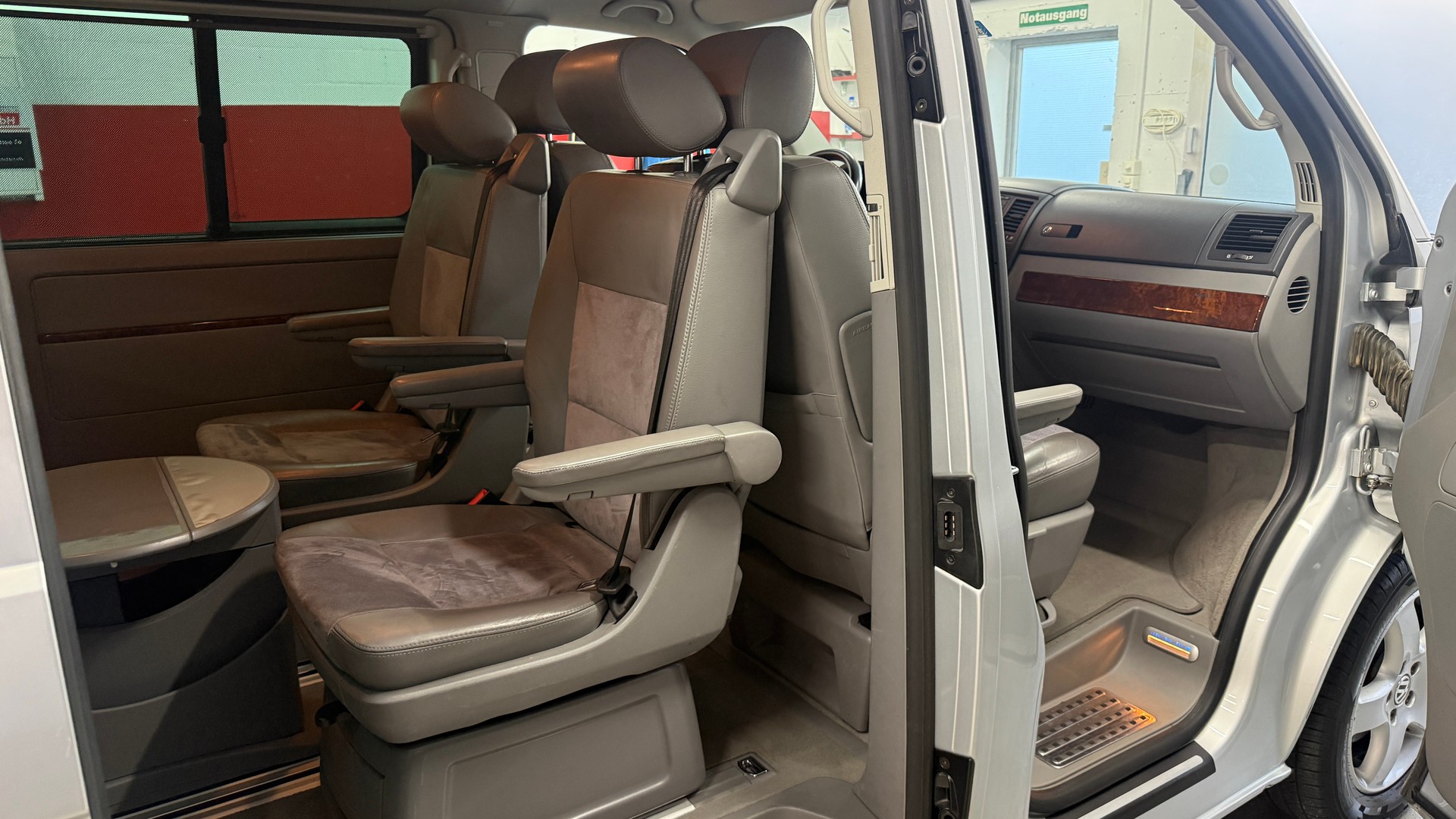 VW T5 Multivan Highline 2.5 TDI, 7 Plätze frisch ab MFK und Service mit Hagelschaden, 8 fach berädert, Servicegepflegt**-image-17