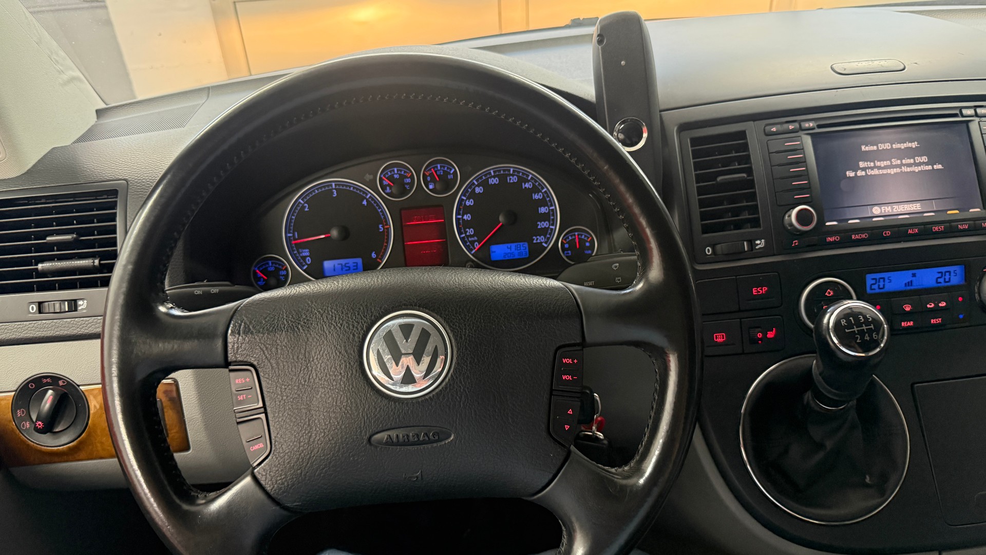 VW T5 Multivan Highline 2.5 TDI, 7 Plätze frisch ab MFK und Service mit Hagelschaden, 8 fach berädert, Servicegepflegt**-image-28