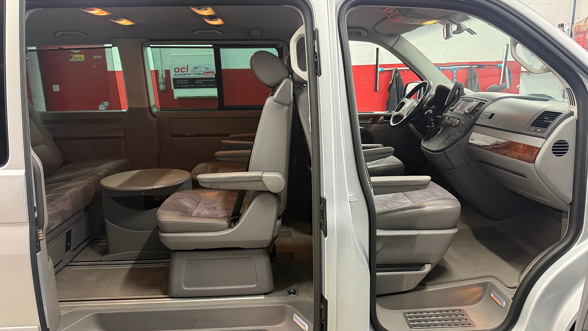 VW T5 Multivan Highline 2.5 TDI, 7 Plätze frisch ab MFK und Service mit Hagelschaden, 8 fach berädert, Servicegepflegt**-image-12