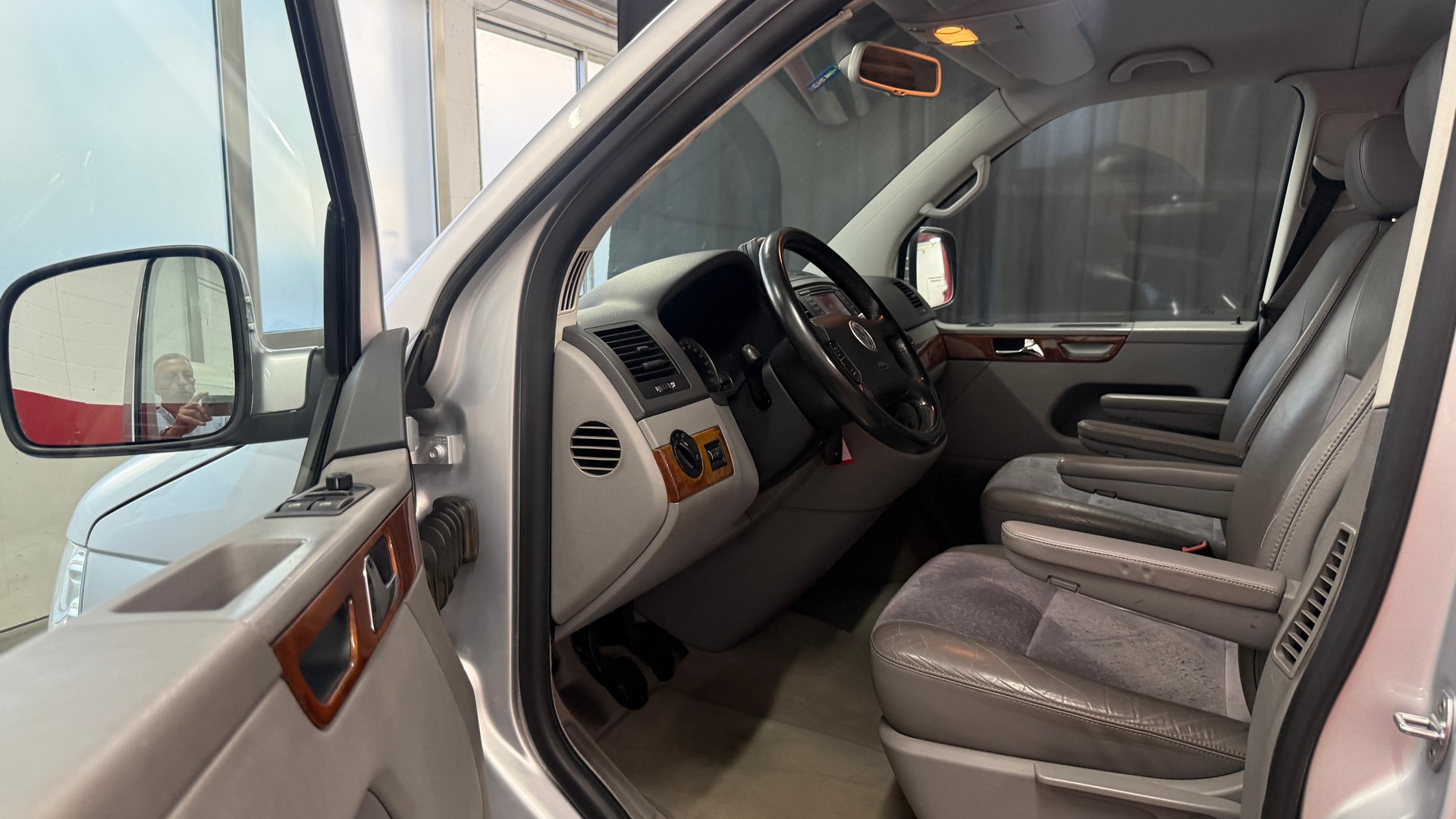 VW T5 Multivan Highline 2.5 TDI, 7 Plätze frisch ab MFK und Service mit Hagelschaden, 8 fach berädert, Servicegepflegt**-image-22