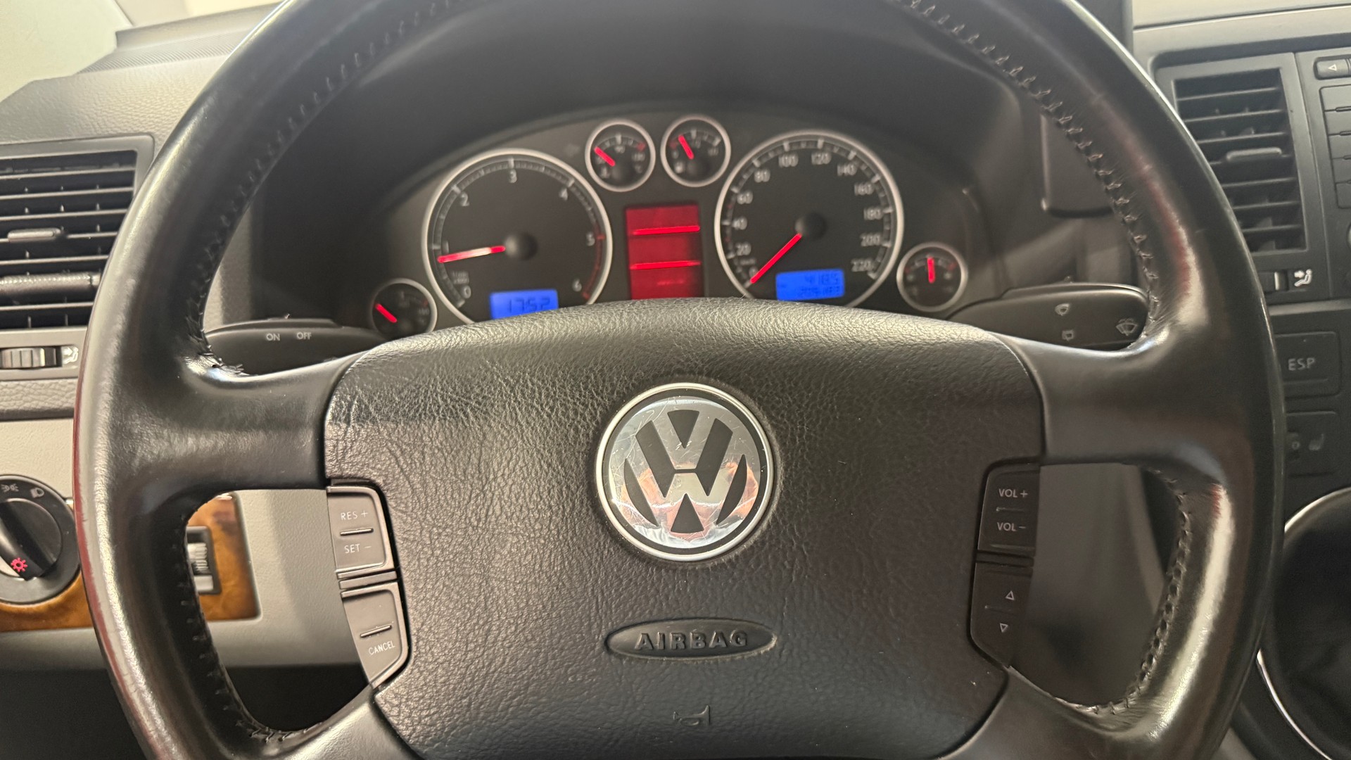 VW T5 Multivan Highline 2.5 TDI, 7 Plätze frisch ab MFK und Service mit Hagelschaden, 8 fach berädert, Servicegepflegt**-image-23