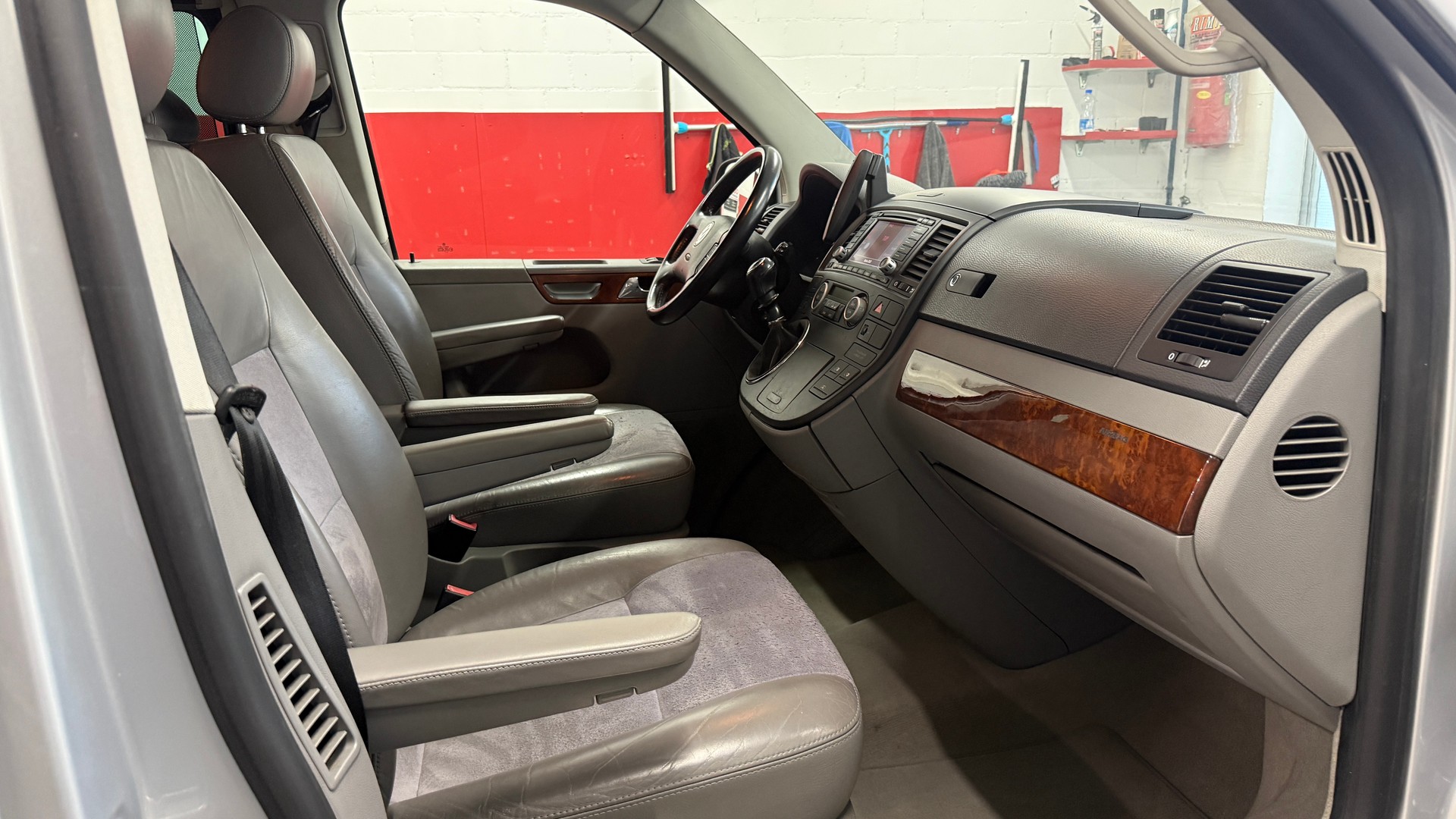 VW T5 Multivan Highline 2.5 TDI, 7 Plätze frisch ab MFK und Service mit Hagelschaden, 8 fach berädert, Servicegepflegt**-image-15