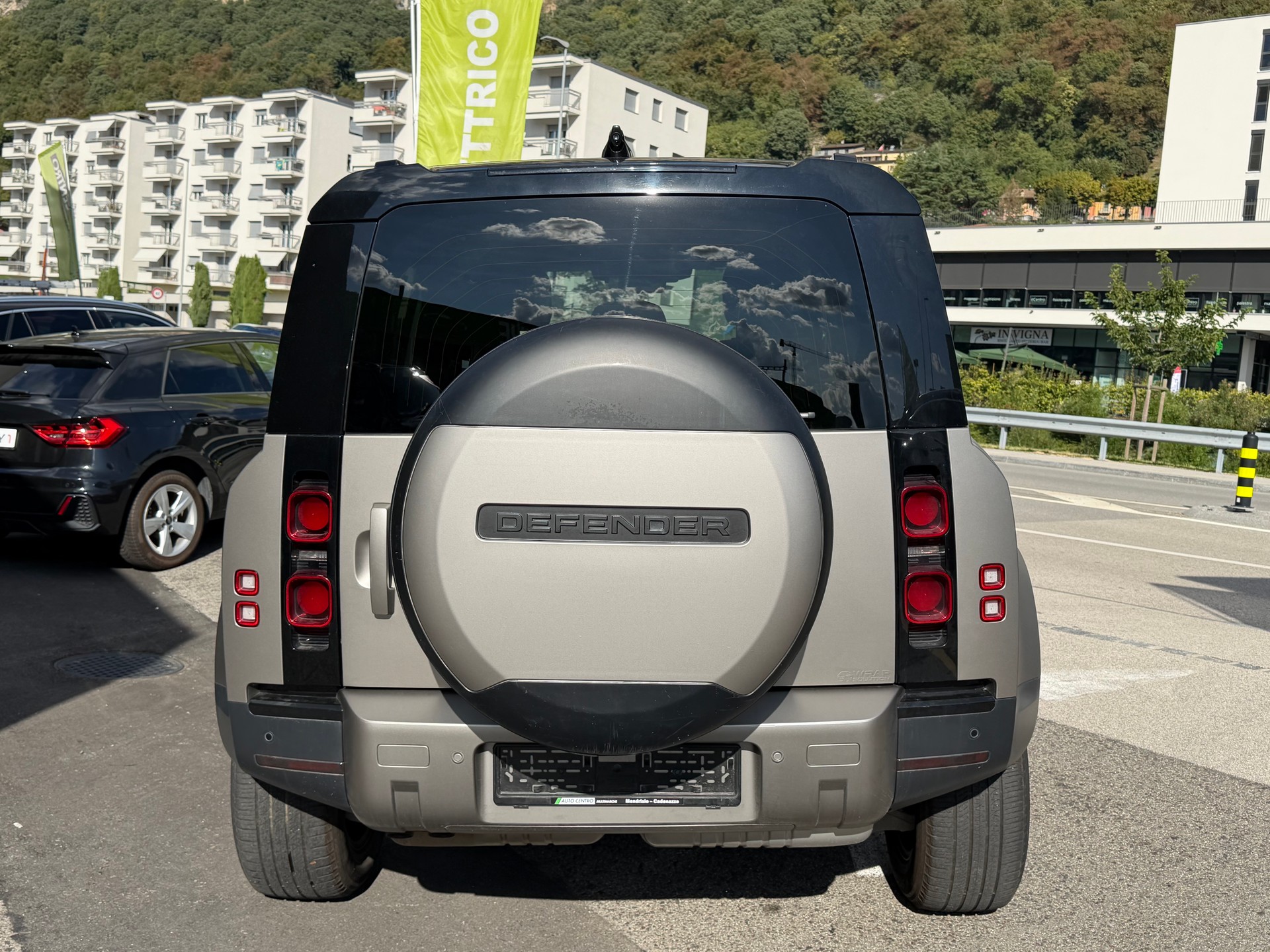 LAND ROVER Defender 110 3.0 D I6 200 SE AWD AT8-image-5