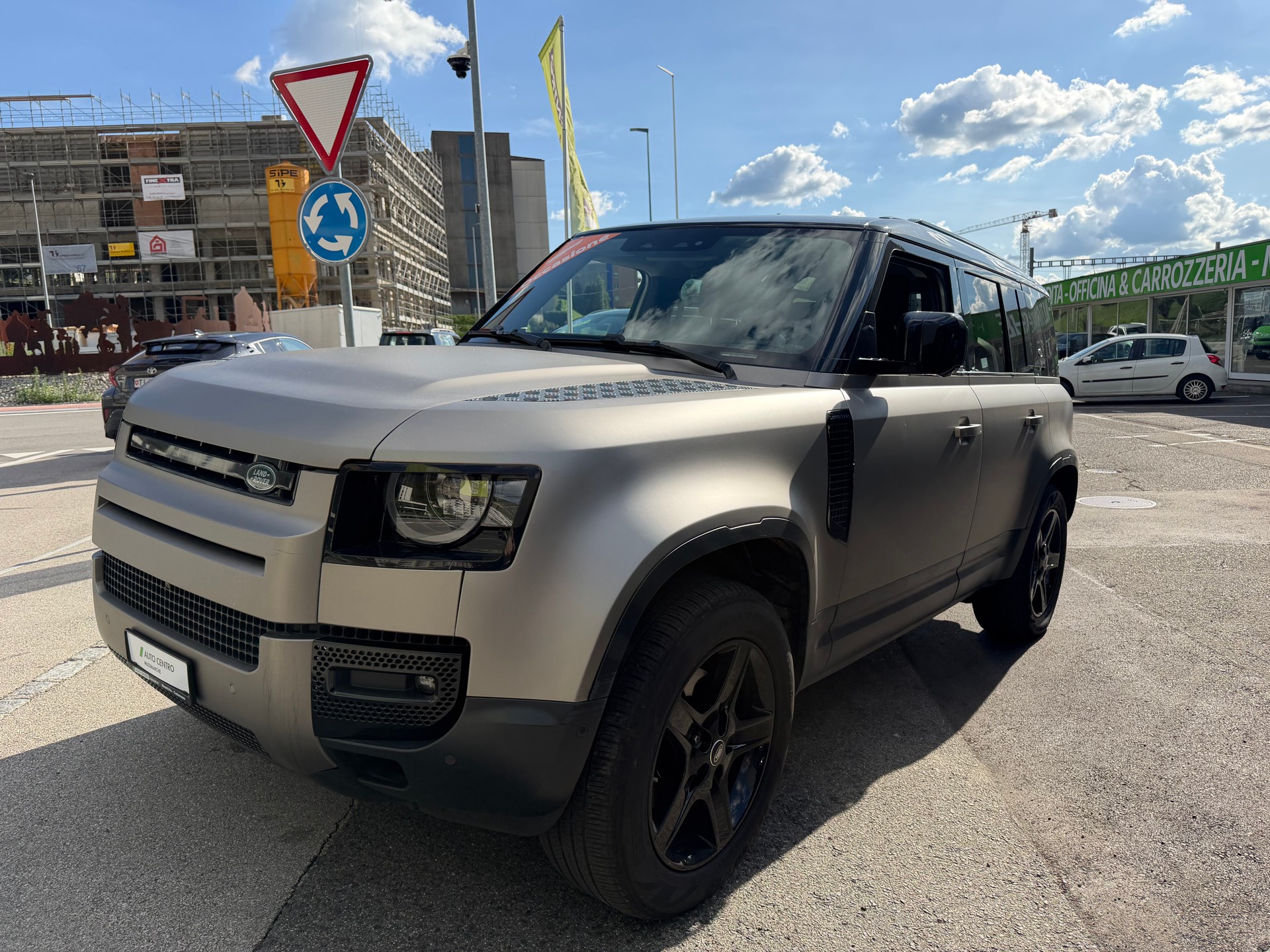 LAND ROVER Defender 110 3.0 D I6 200 SE AWD AT8-image-2