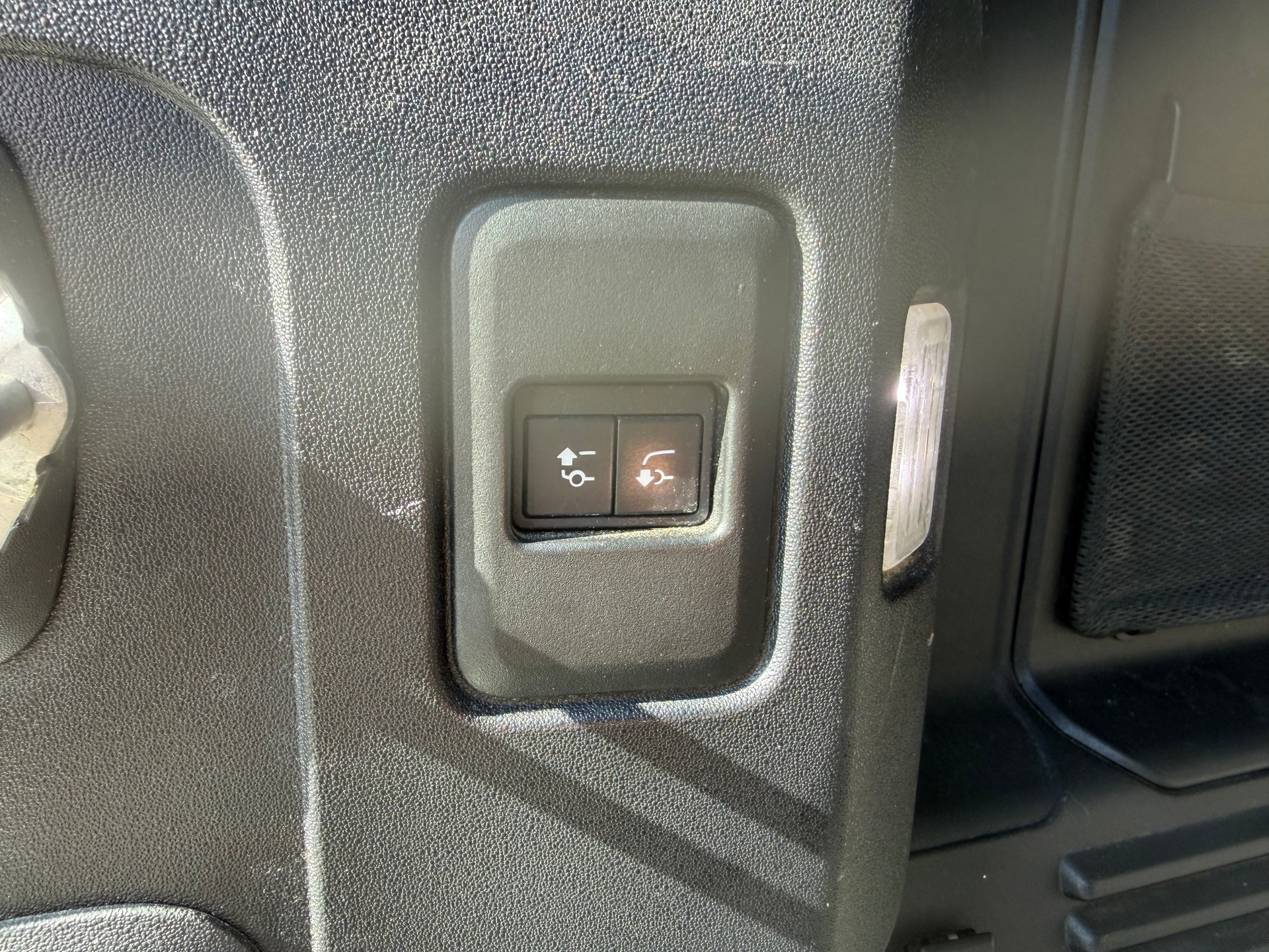 LAND ROVER Defender 110 3.0 D I6 200 SE AWD AT8-image-9