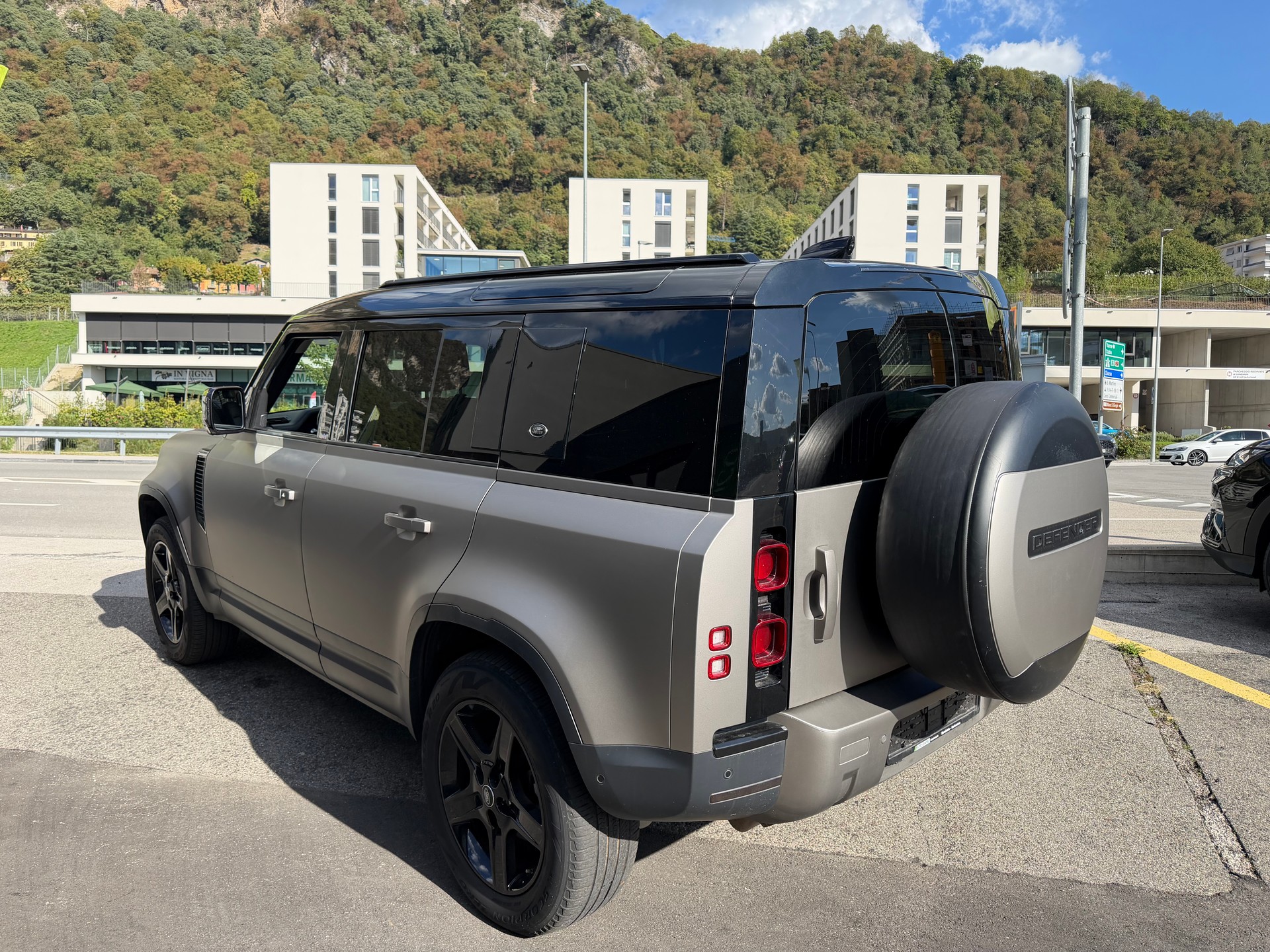 LAND ROVER Defender 110 3.0 D I6 200 SE AWD AT8-image-4