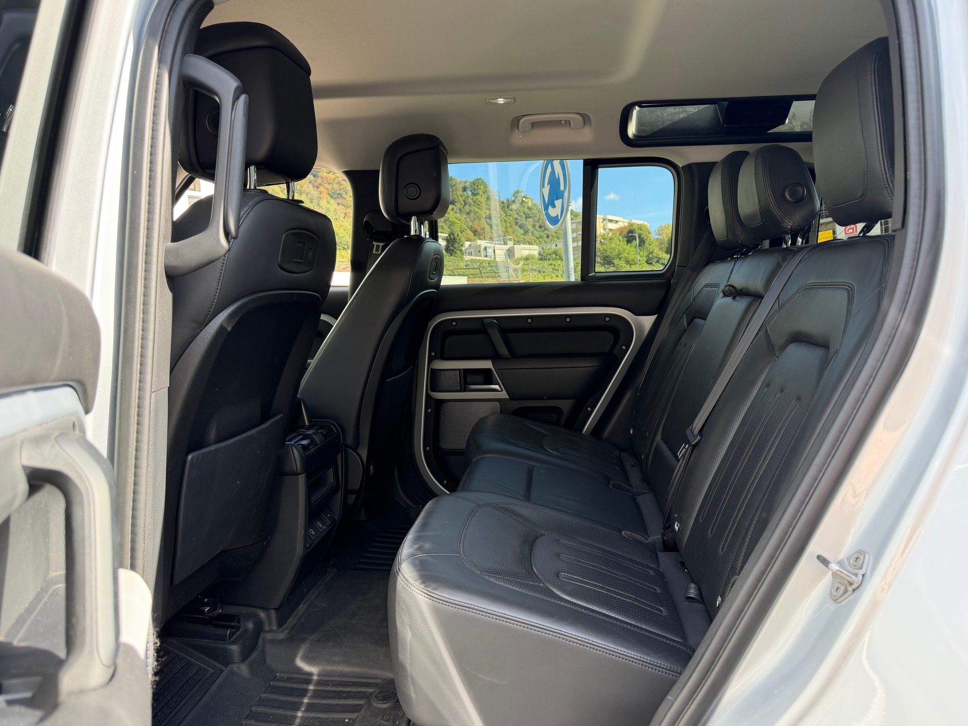 LAND ROVER Defender 110 3.0 D I6 200 SE AWD AT8-image-7