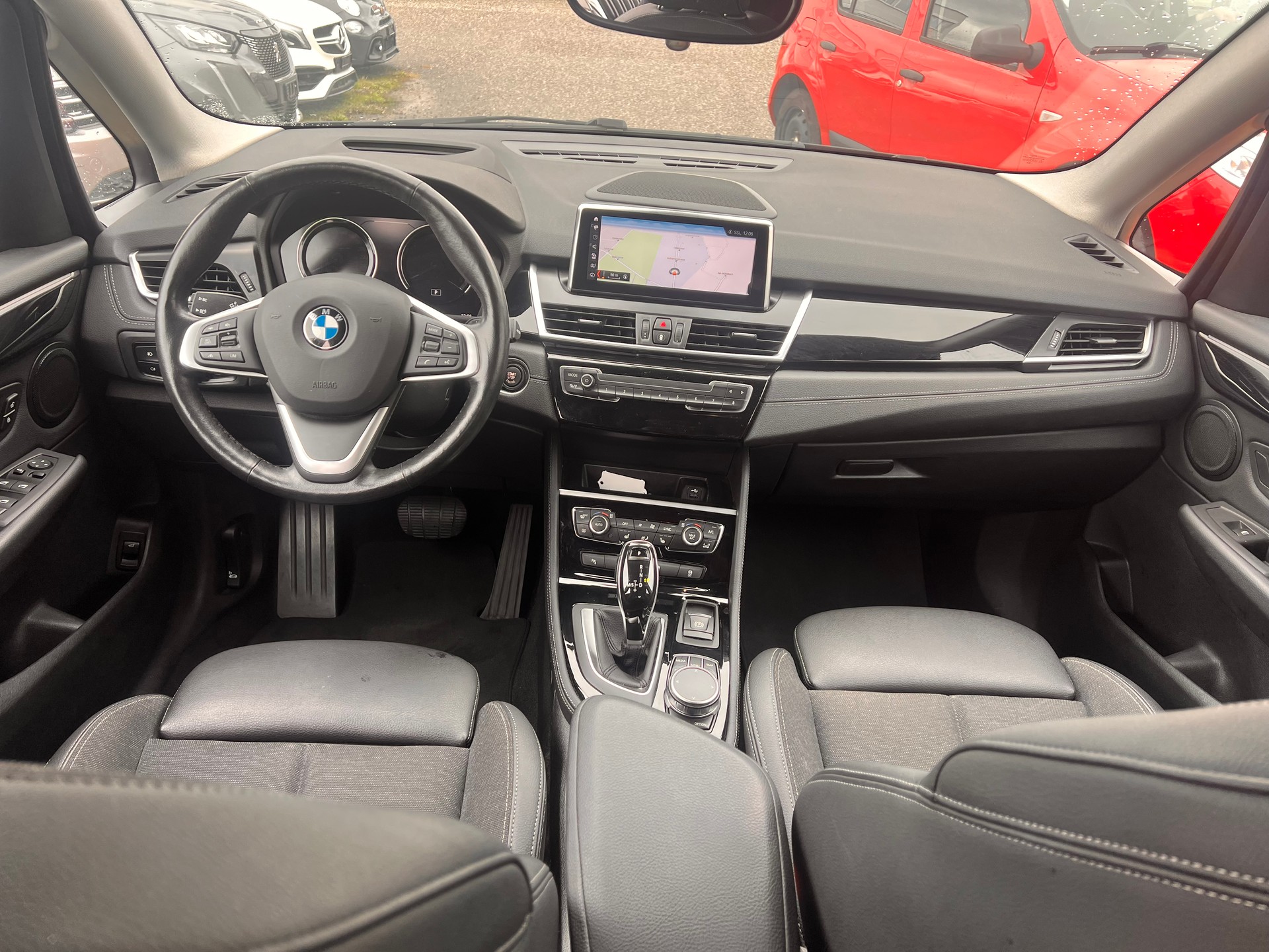 BMW 218d xDrive Active Tourer Steptronic Sport Line-image-8