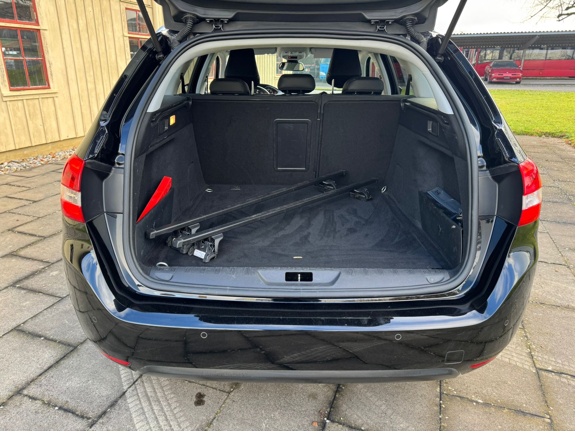 PEUGEOT 308 SW 1.5 BlueHDI Tech Edition EAT8-image-8