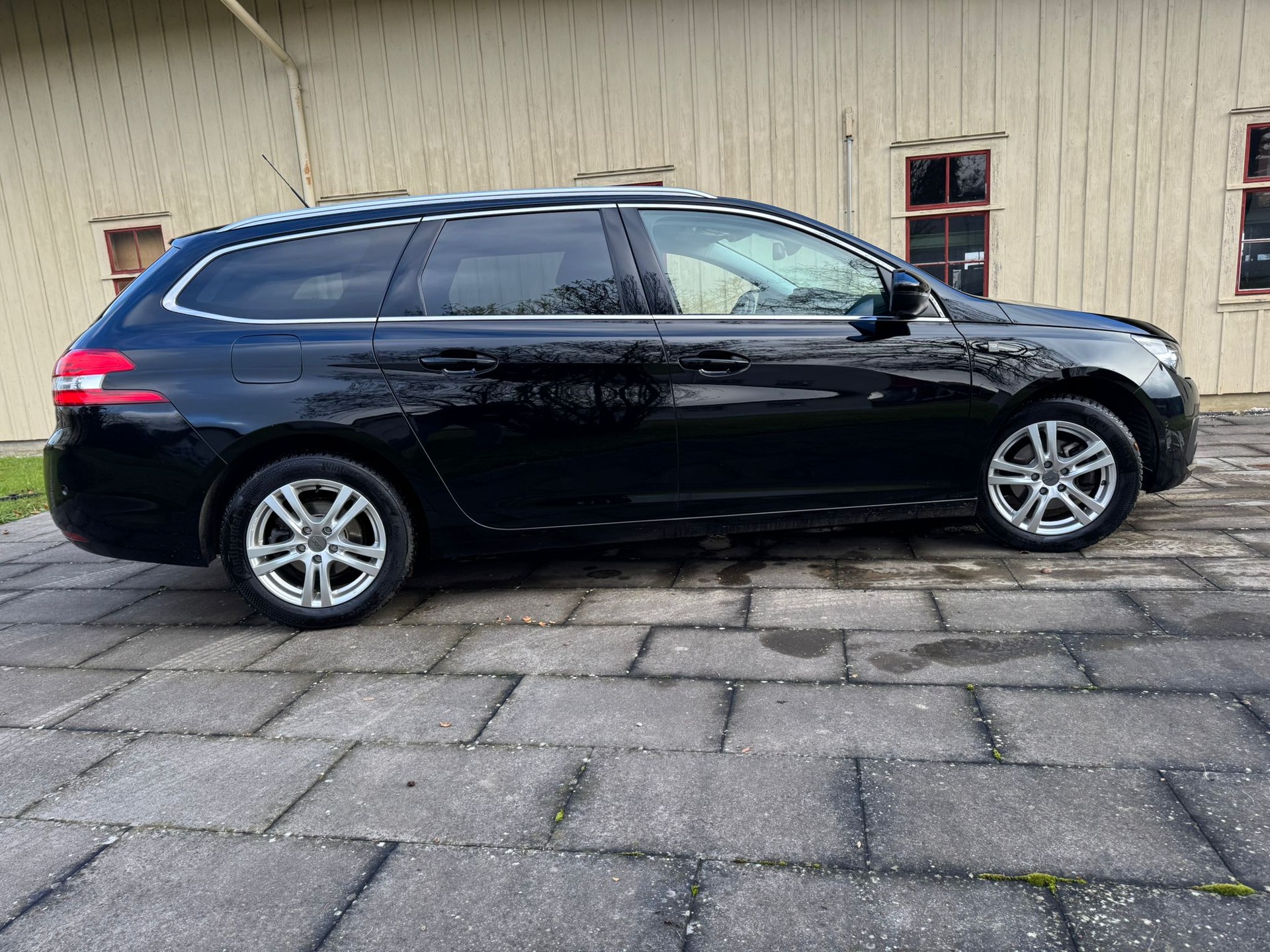 PEUGEOT 308 SW 1.5 BlueHDI Tech Edition EAT8-image-3