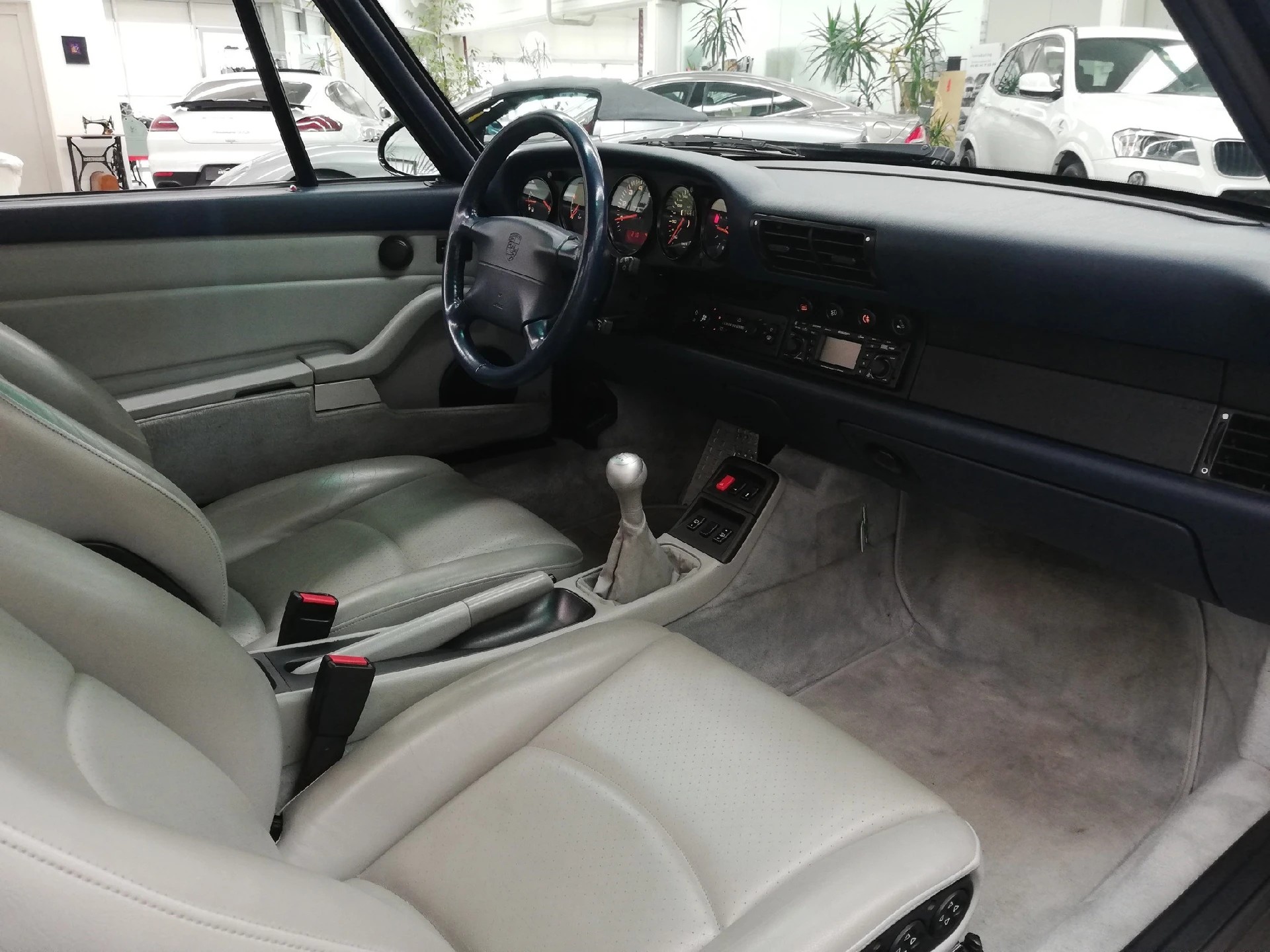 PORSCHE 911 Carrera 4-image-5