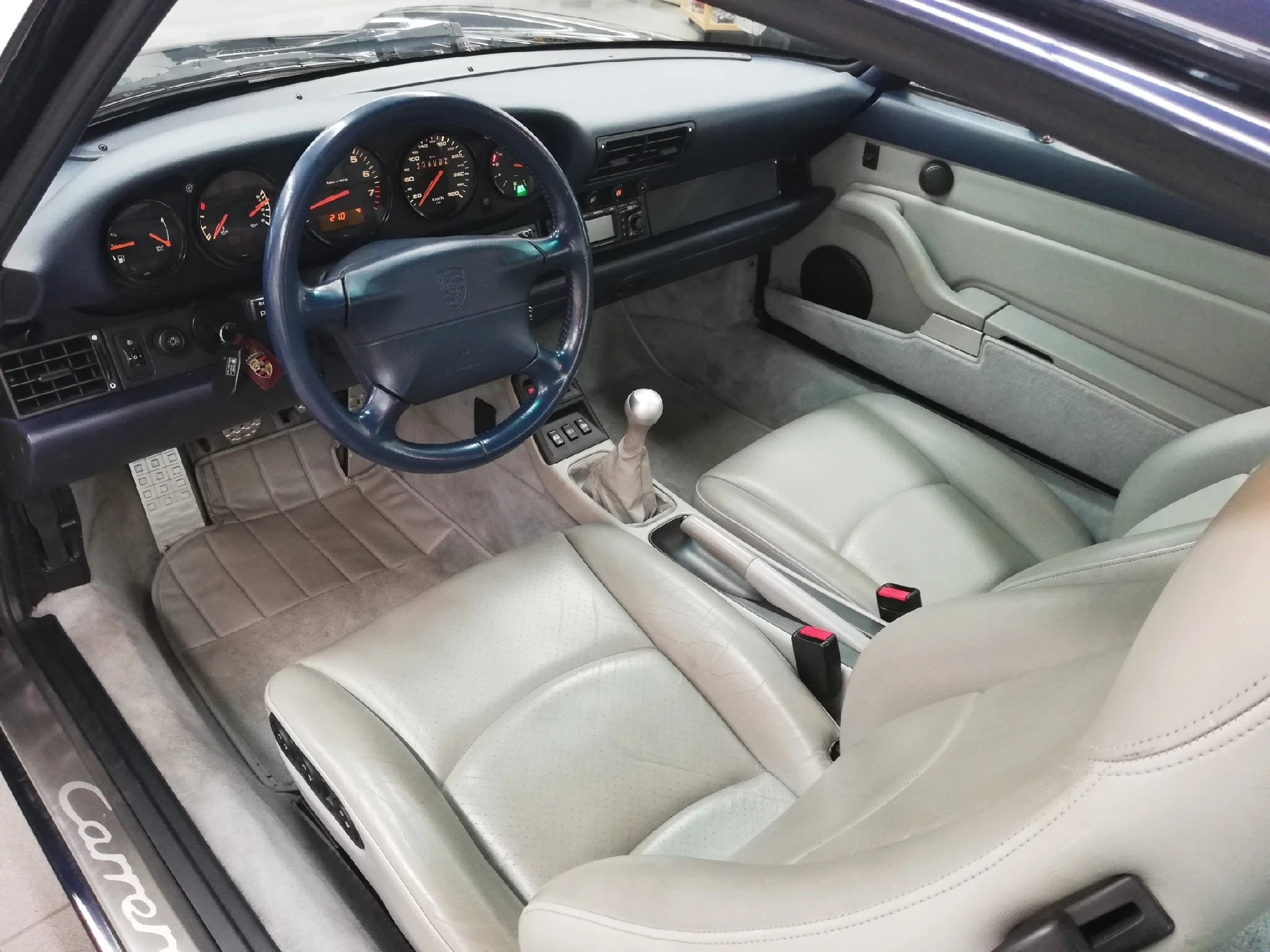 PORSCHE 911 Carrera 4-image-6