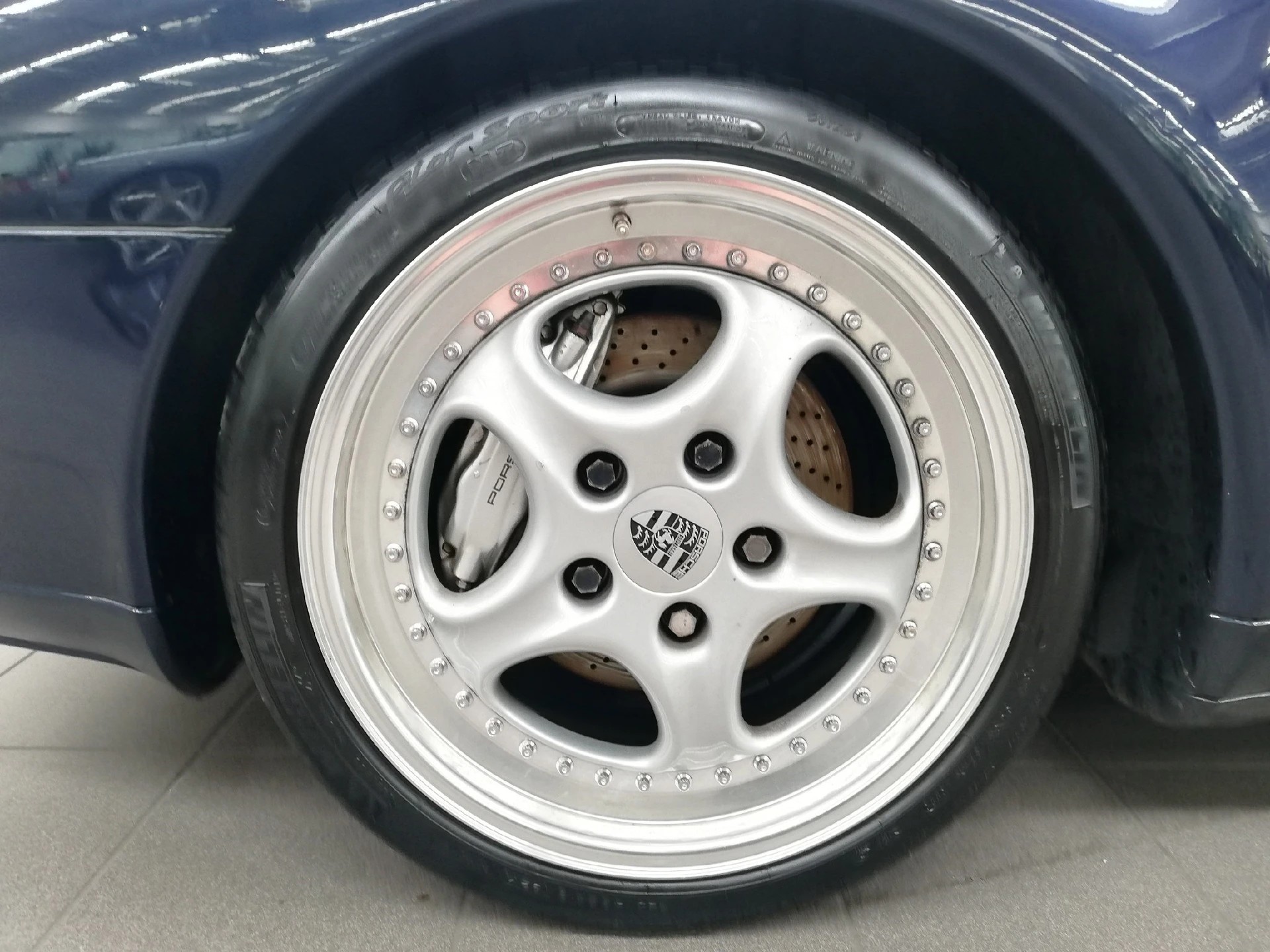 PORSCHE 911 Carrera 4-image-3