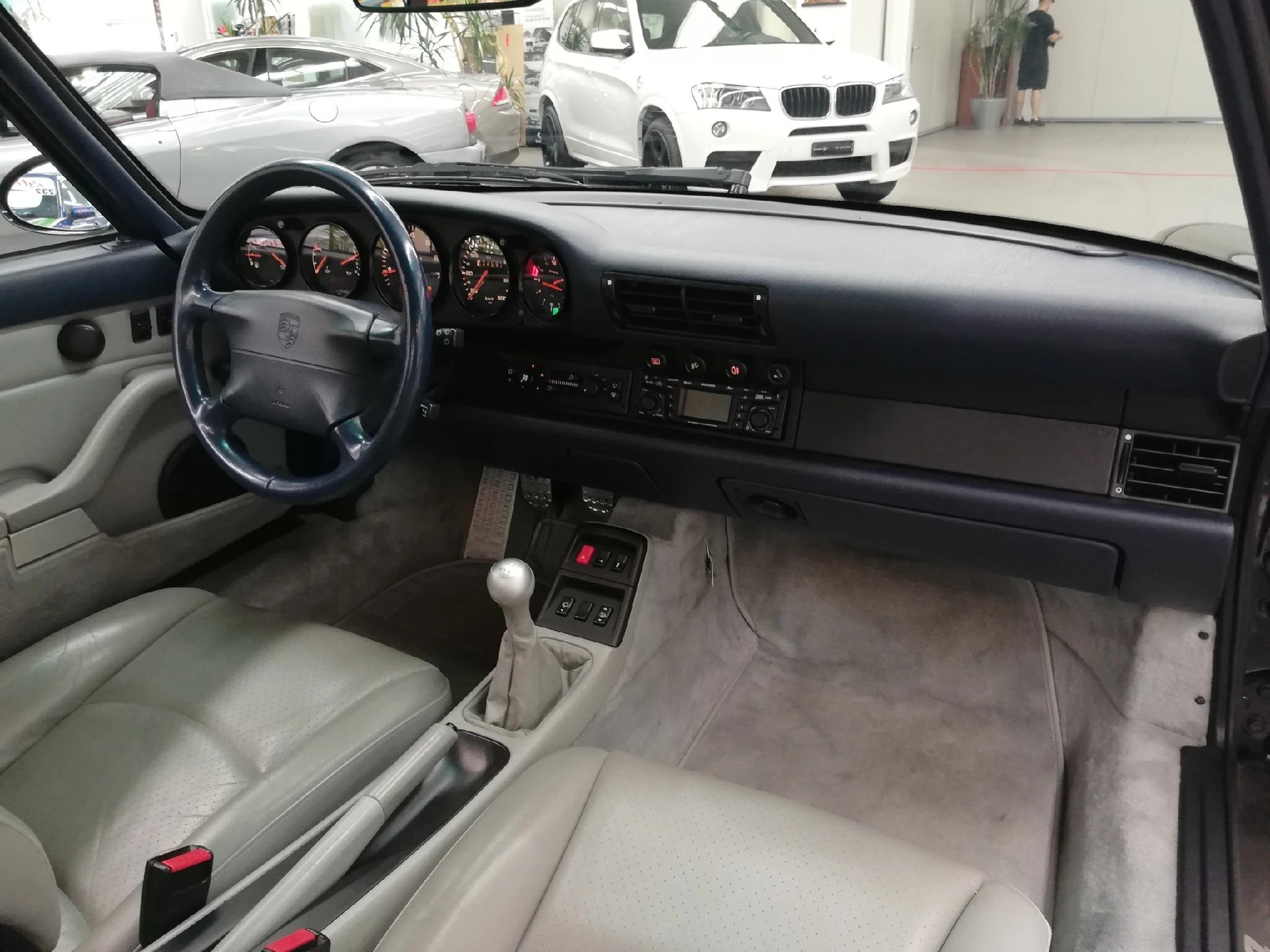 PORSCHE 911 Carrera 4-image-7