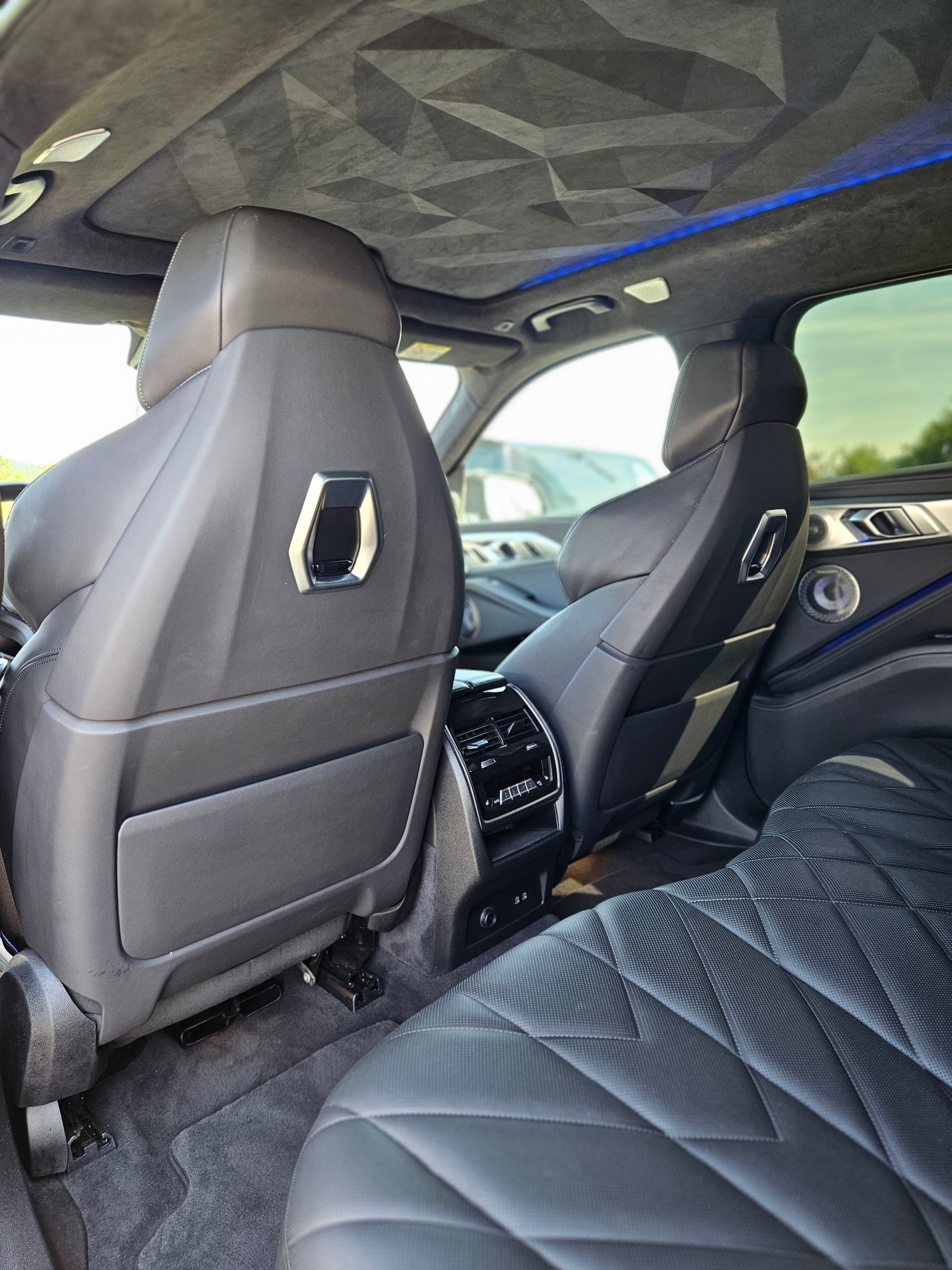 BMW XM xDrive PHEV Steptronic-image-9