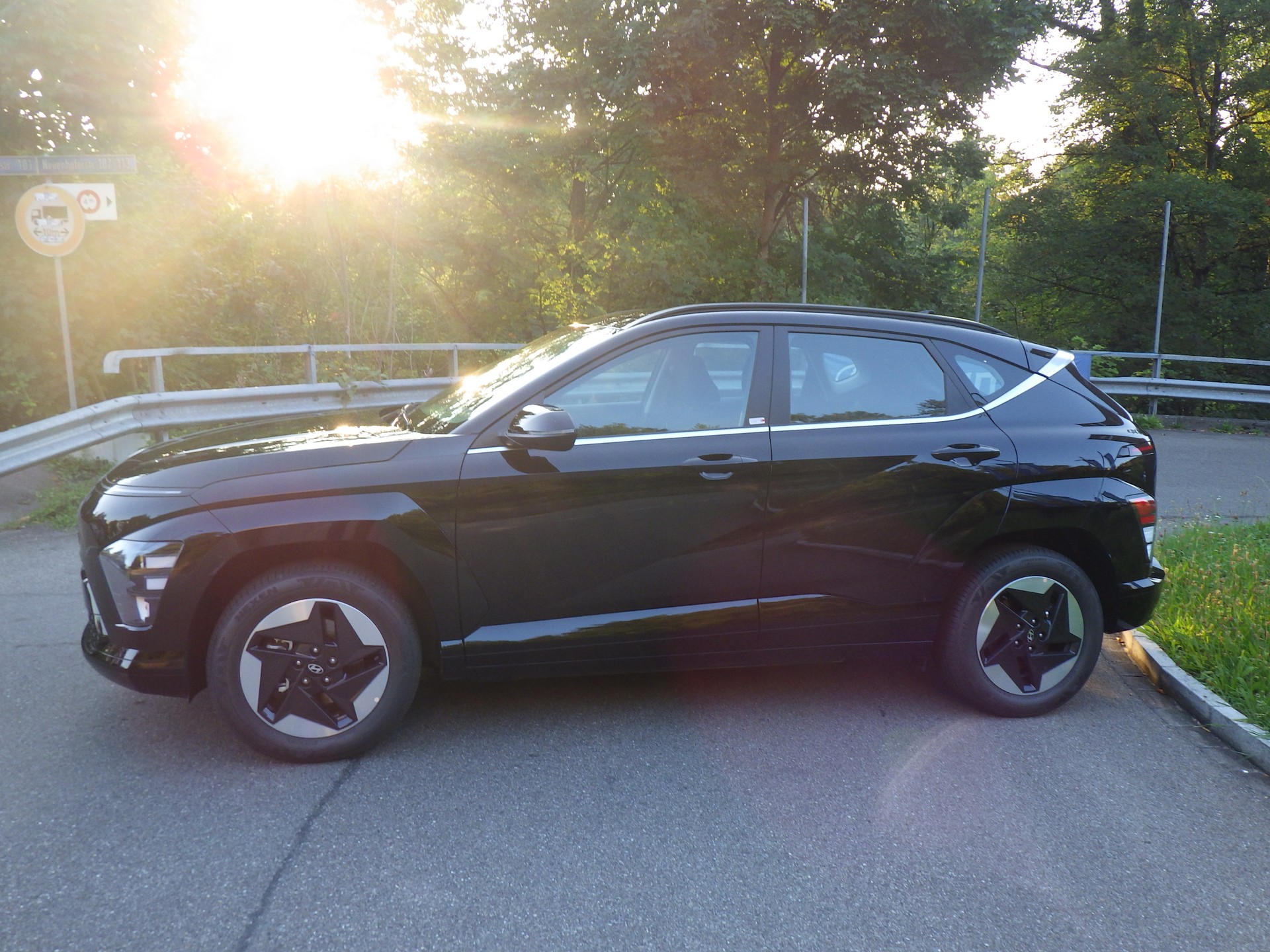HYUNDAI Kona EV 65.4 kWh Origo-showroom-element-1